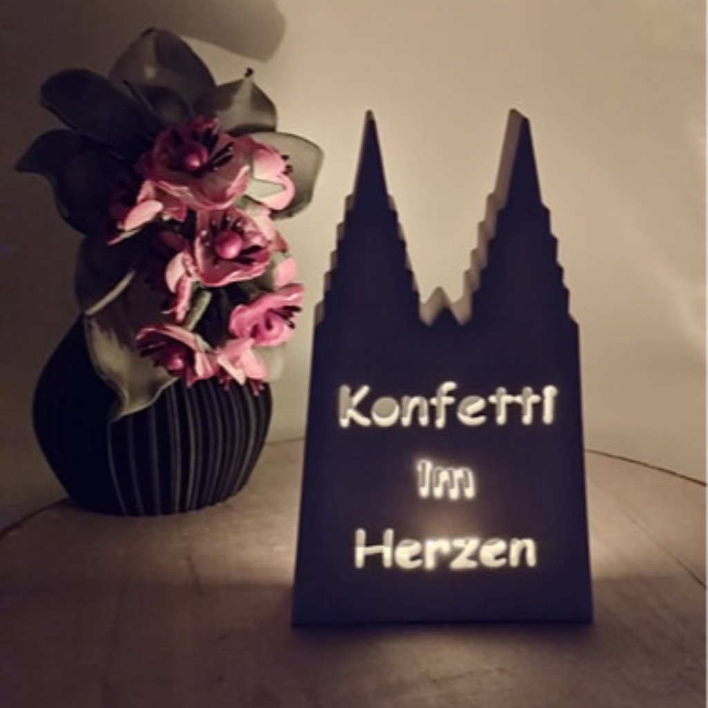 Kölner Dom mit Konfetti Herz aus Raysin als kreative Karnevalsdeko für Fasching, Vereinsräume, Tischdeko und kölsche Dekoration