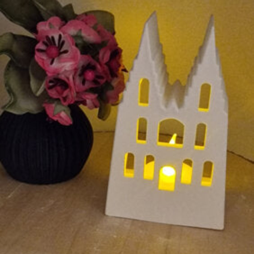 Vier gegossene Köln Dom Teelichthalter aus Raysin gefertigt mit Silikonform Gießform als kreative DIY Stadt Deko und Geschenkidee