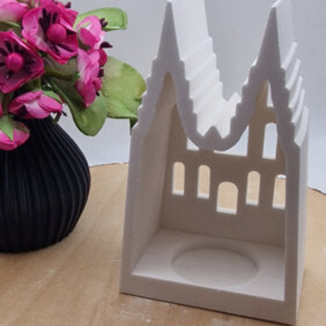 Stimmungsvolle Köln Dom Teelichthalter Dekoration als handgegossene DIY Geschenkidee mit warmem Teelicht Effekt für Zuhause oder Events