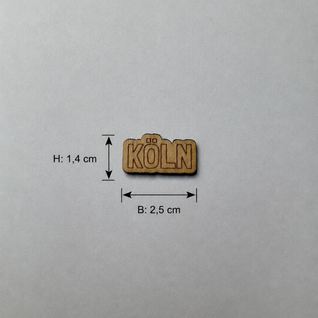 Mini Holzschriftzug Köln mit den Maßen 2,5 × 1,4 cm – gravierter Deko-Schriftzug für Silikonformen, DIY-Projekte und kreative Dekoration.