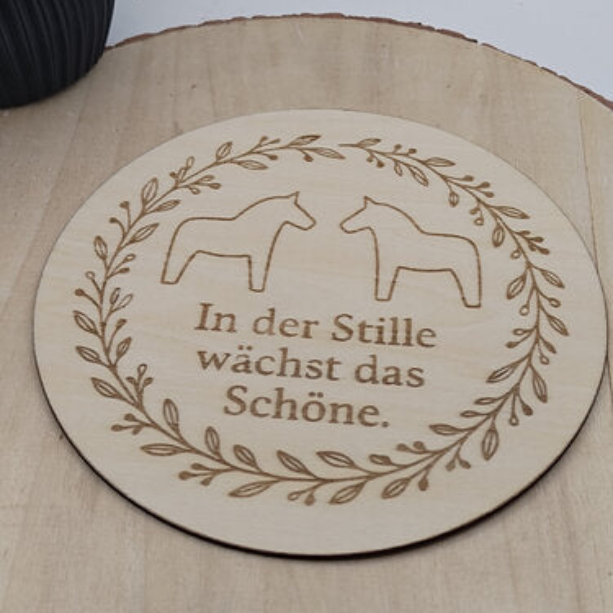 Detailansicht des gelaserten Dalapferds aus Holz als Zubehör für Dalapferdring, Dalapferdschale und moderne Skandi Deko