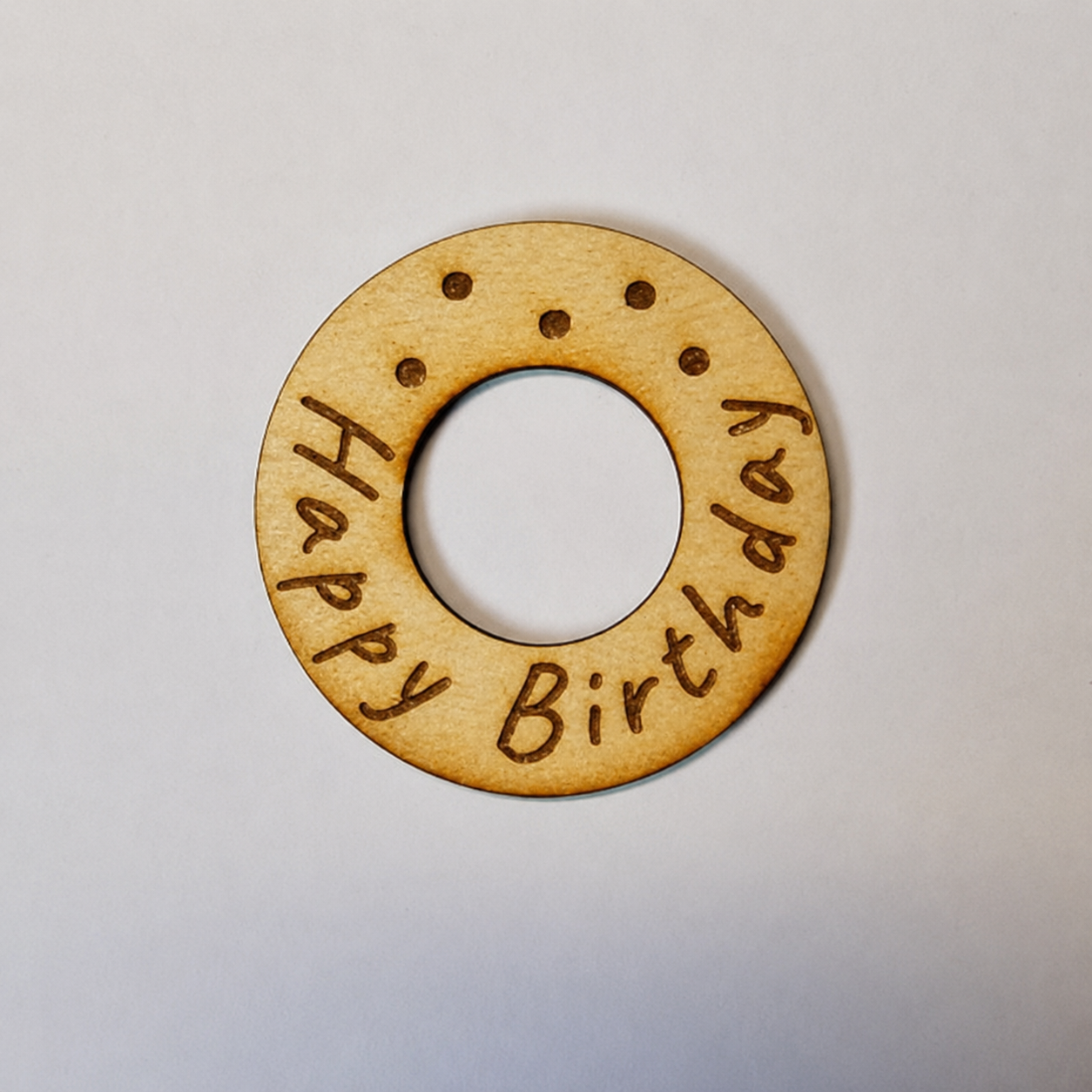 Detailansicht eines Kerzenhalters aus 2 mm Holz mit präzisem Laserschnitt für kreative DIY Dekoration