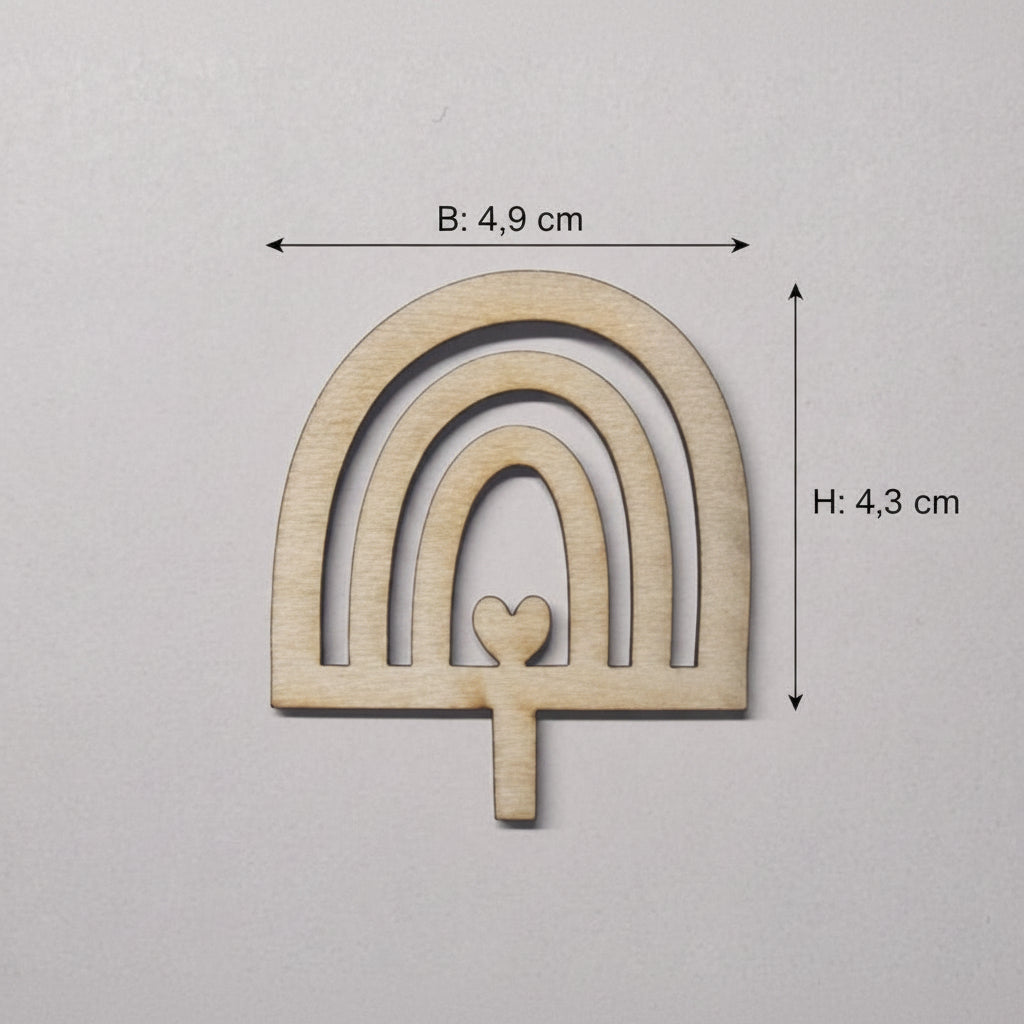 Nahaufnahme von Laserschnitt Verschiedenes aus 2 mm Holz für filigrane Deko auf Geburtstagstellern und Dekotellern.