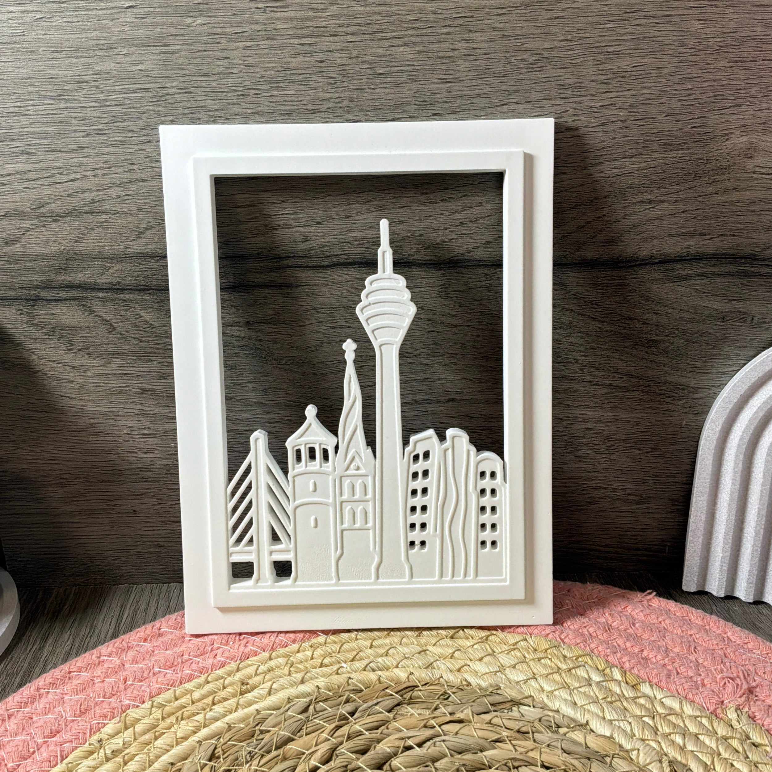 Gegossene Laterne mit Düsseldorfer Skyline als dekorative Heimatdeko