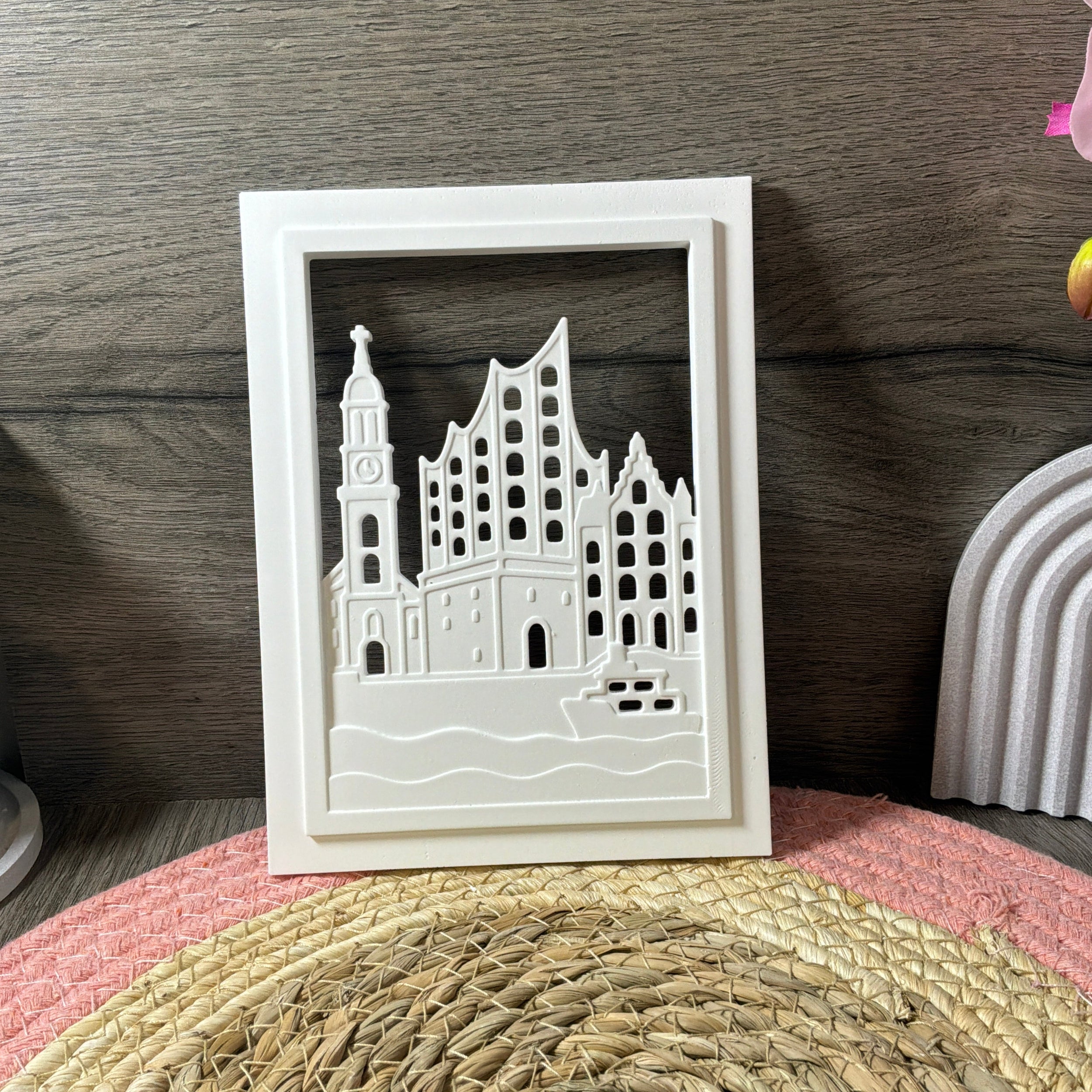 Gegossene Laterne mit Hamburg-Skyline als dekorative Heimatdeko