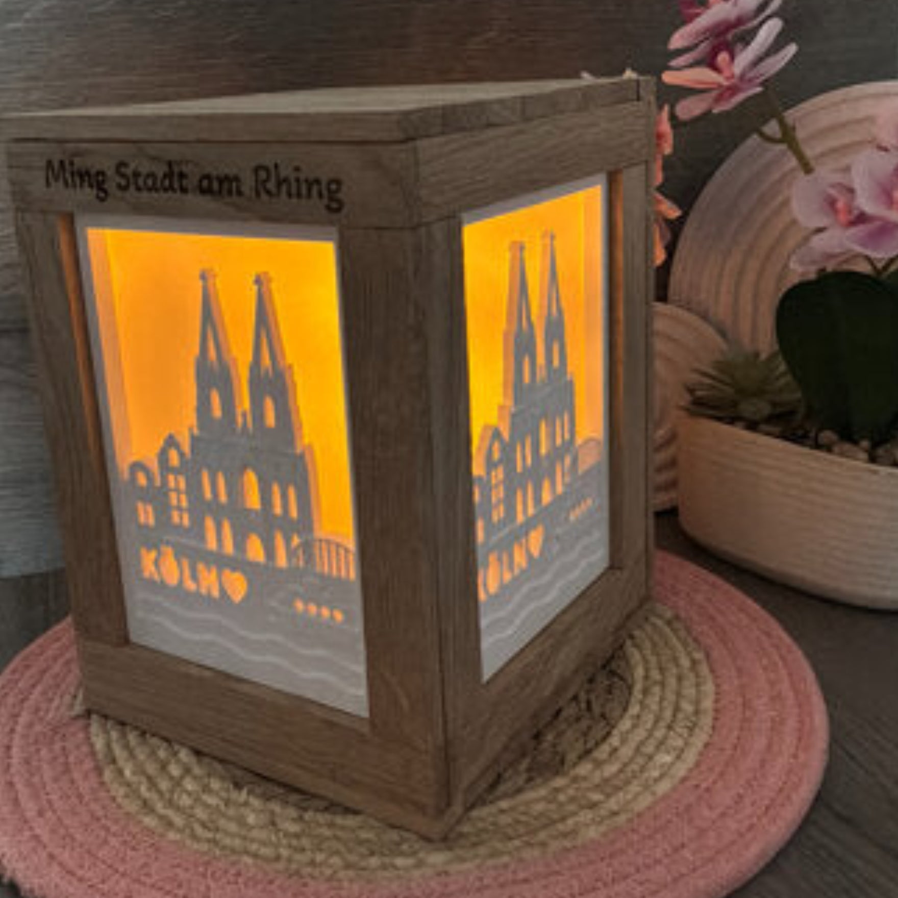 Laterne Köln Dom als dekorative Lichtdeko aus der Silikonform für stimmungsvolle Wohnraumdeko, Geschenkdeko und kreative DIY Projekte.