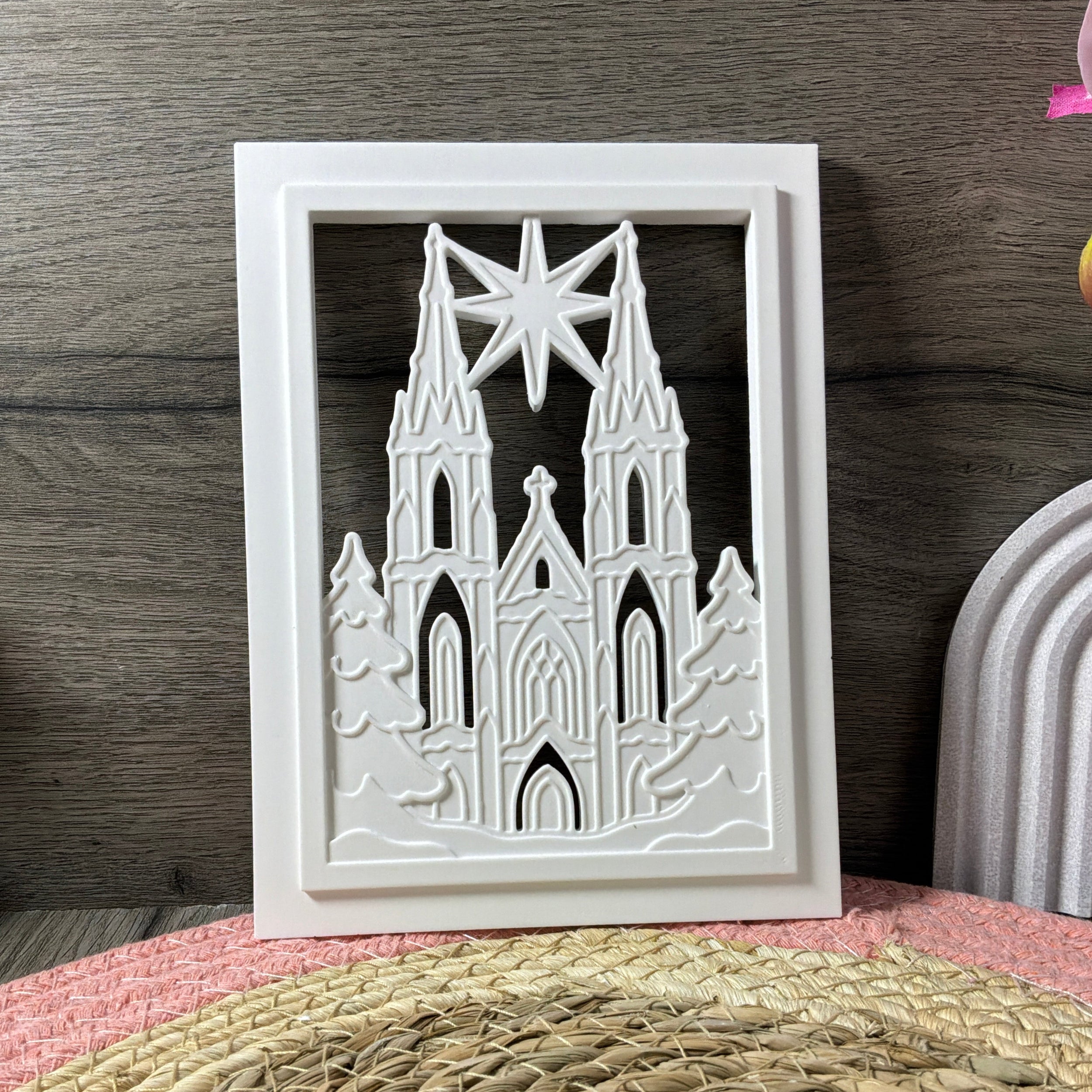 Gegossene Laterne mit Kölner Dom und Weihnachtsstern als festliche Weihnachtsdekoration
