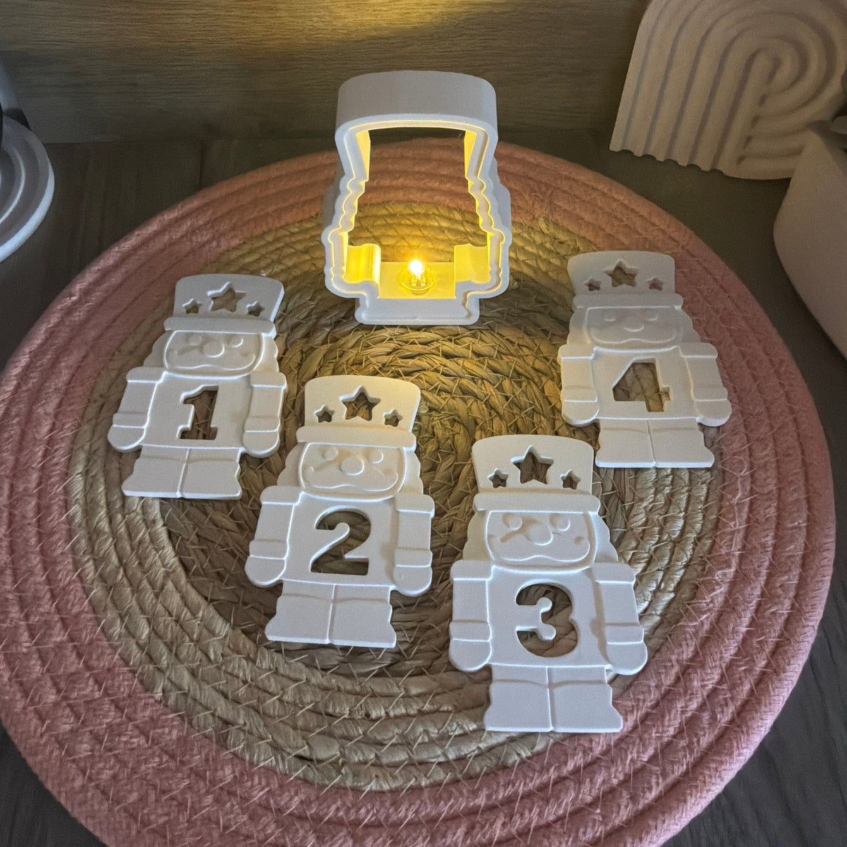 Beleuchtete Nussknacker mit Adventszahlen 1 bis 4 als Alternative zum Adventskranz
