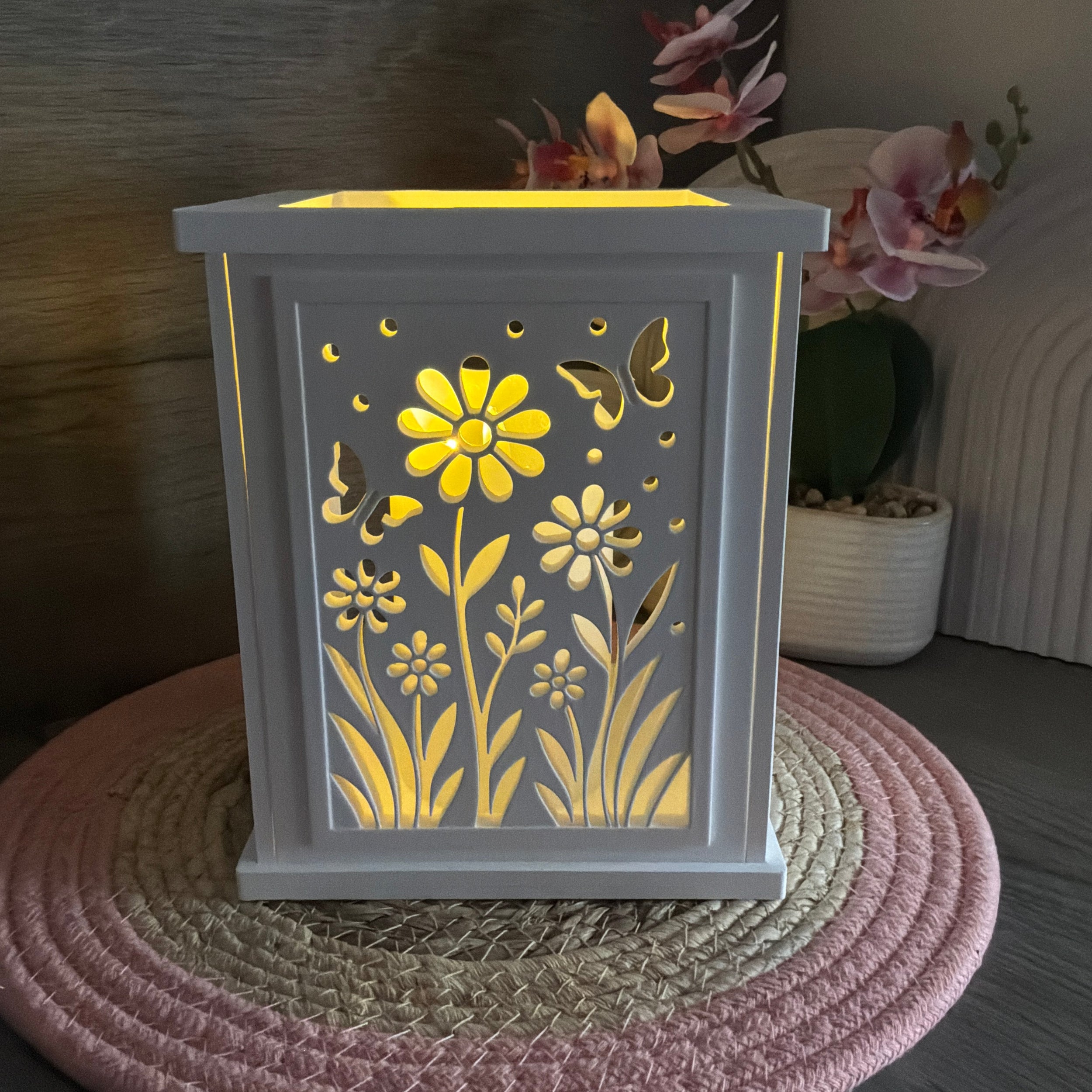 Beleuchtete Blumenwiesen-Laterne mit LED-Licht als stimmungsvolle Dekoration für Frühling und Sommer