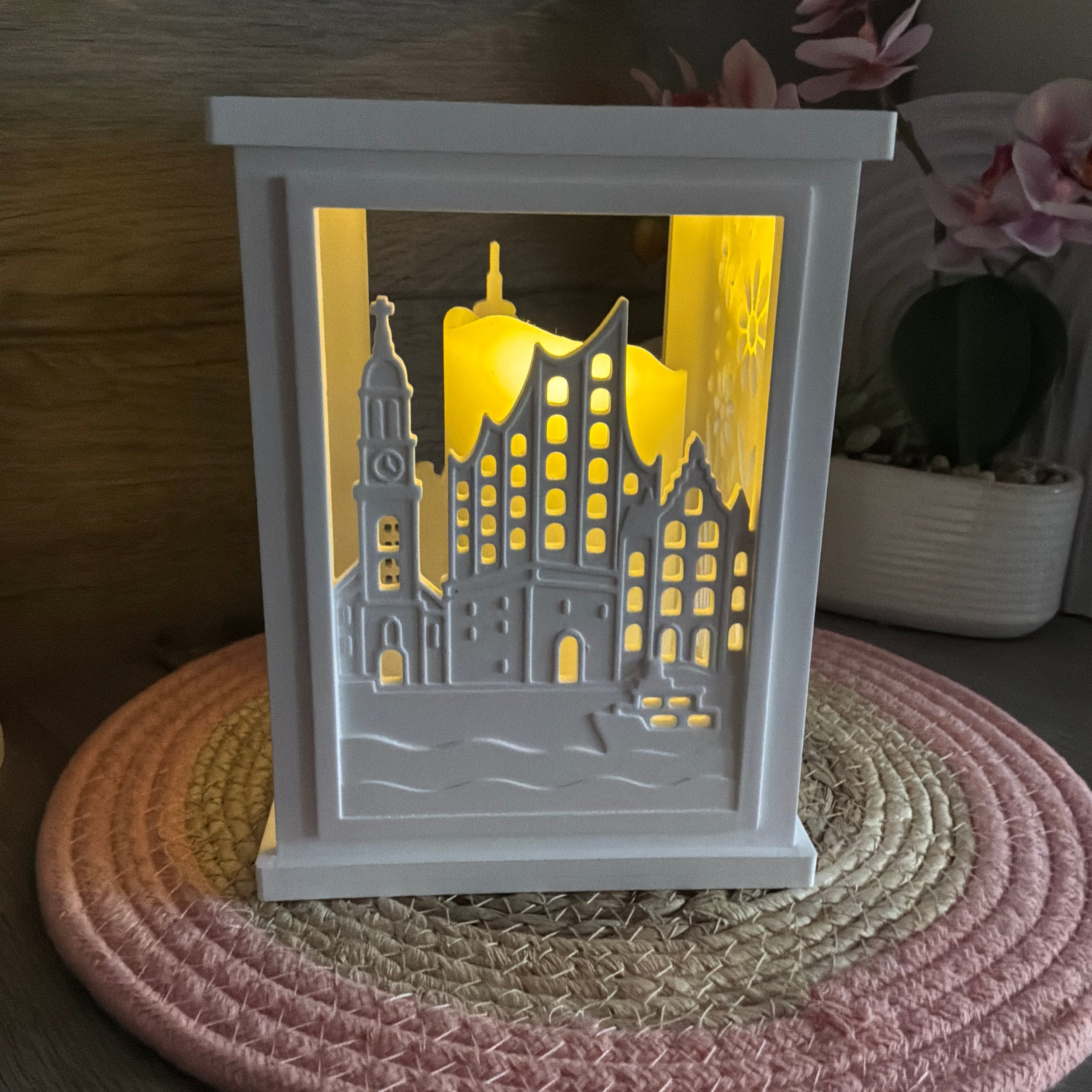 Beleuchtete Hamburg-Laterne mit Skyline als stimmungsvolle Dekoration
