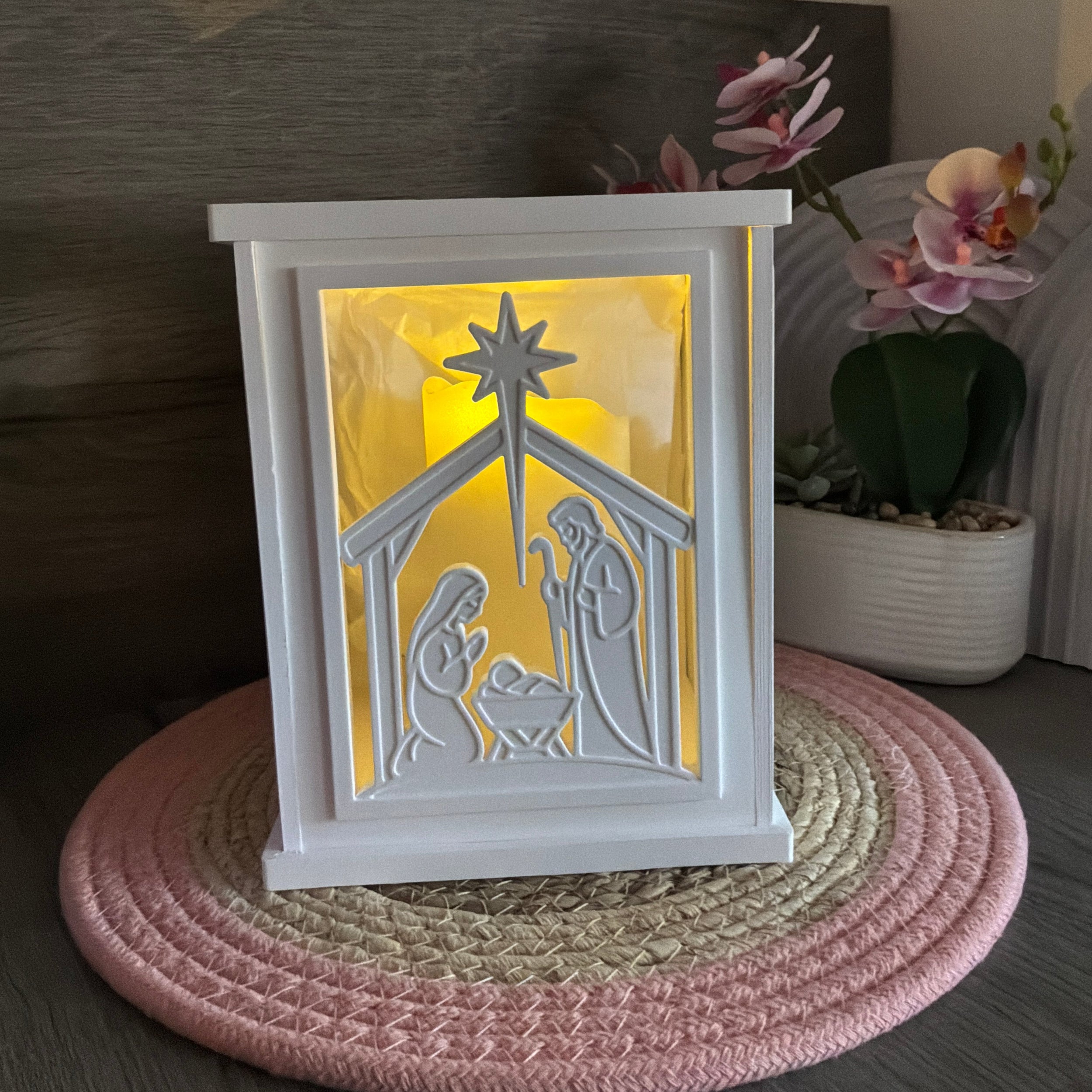 Beleuchtete Laterne mit Krippenmotiv als besinnliche Weihnachtsdekoration