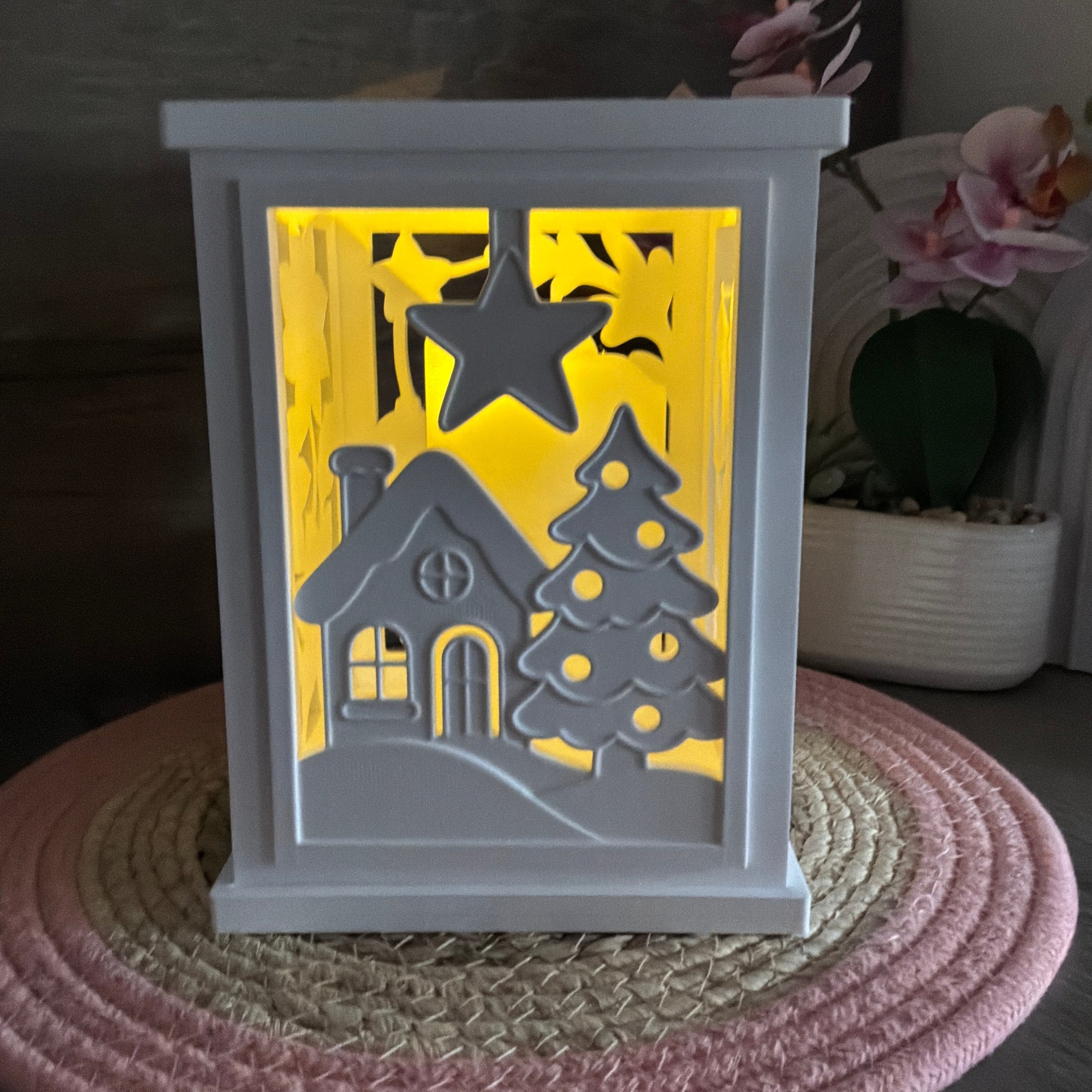 Beleuchtete Winterhäuschen-Laterne mit LED-Licht für eine gemütliche Advents- und Weihnachtszeit
