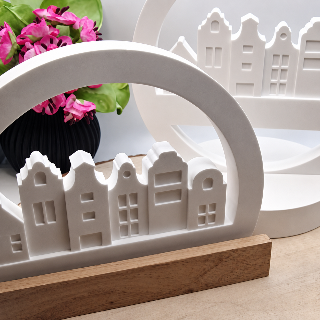 Loop Häuserreihe aus Raysin als moderne Wohndekoration im skandinavischen Stil für Fensterbank, Regal und Tischdeko