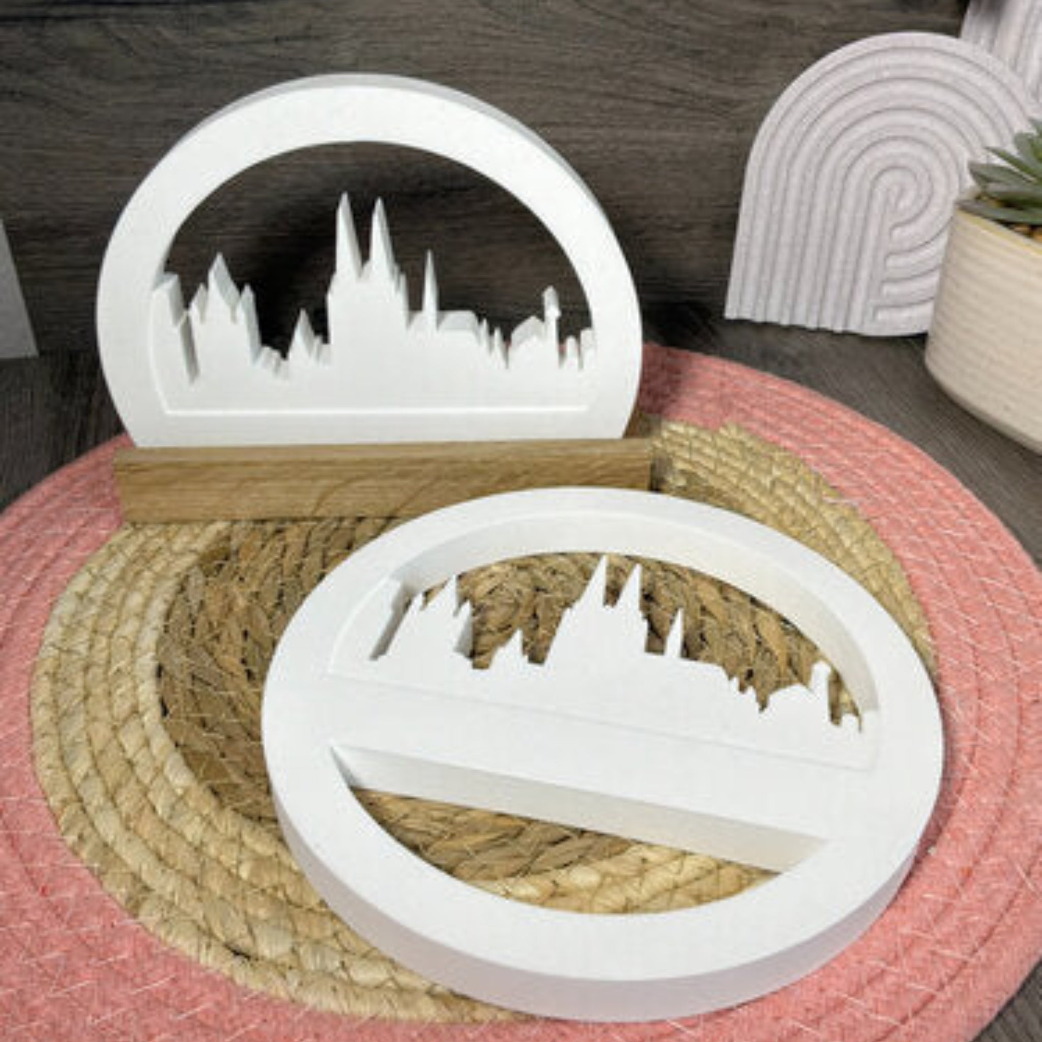 Loop Köln Skyline als kreative Geschenkdeko und WohnDeko für Köln Fans, gegossen aus Raysin, Beton oder Gips.