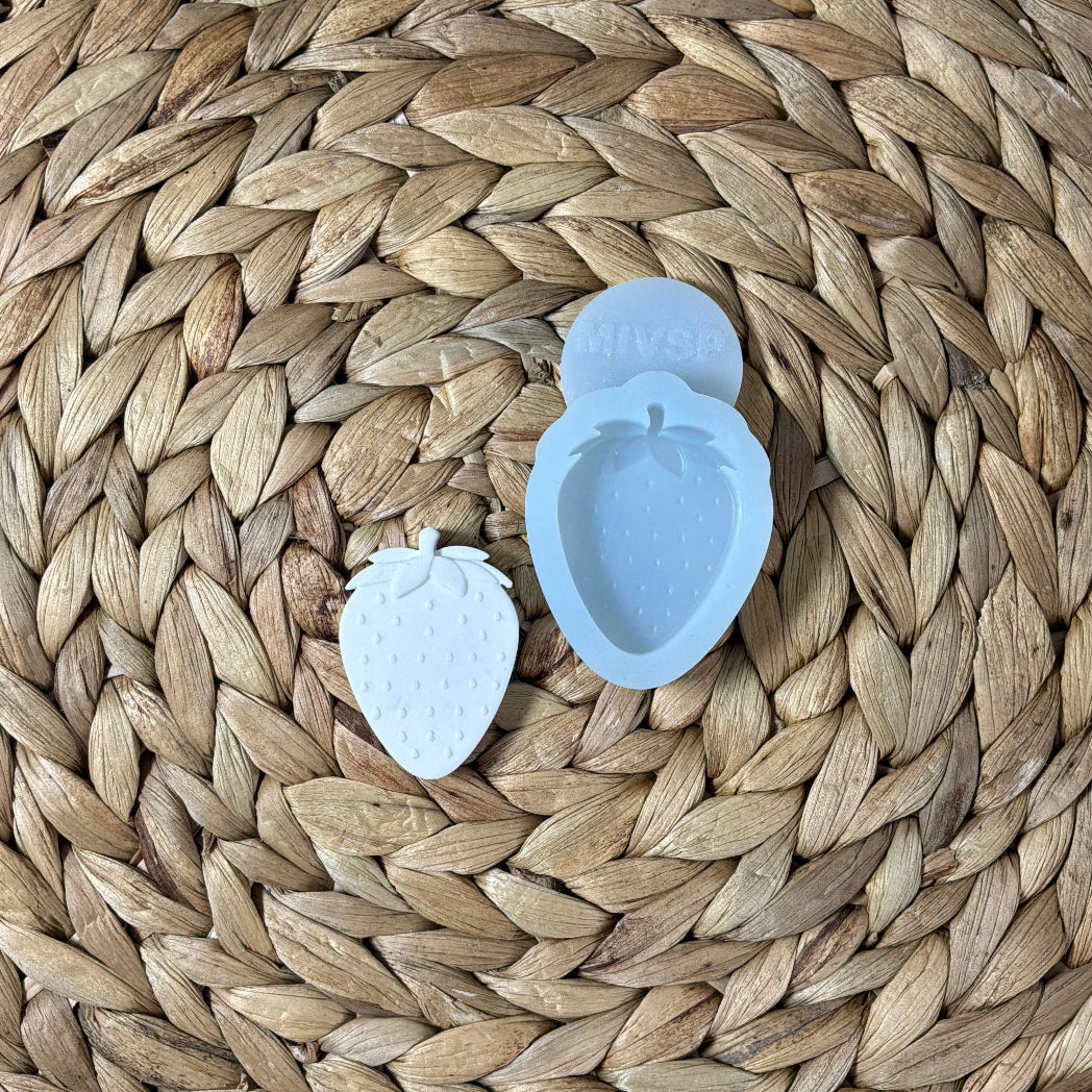 Mini Silikonform Erdbeere zum Gießen kleiner Anhänger und Dekorationen aus Raysin, Beton, Gips, Keramikpulver oder Resin.