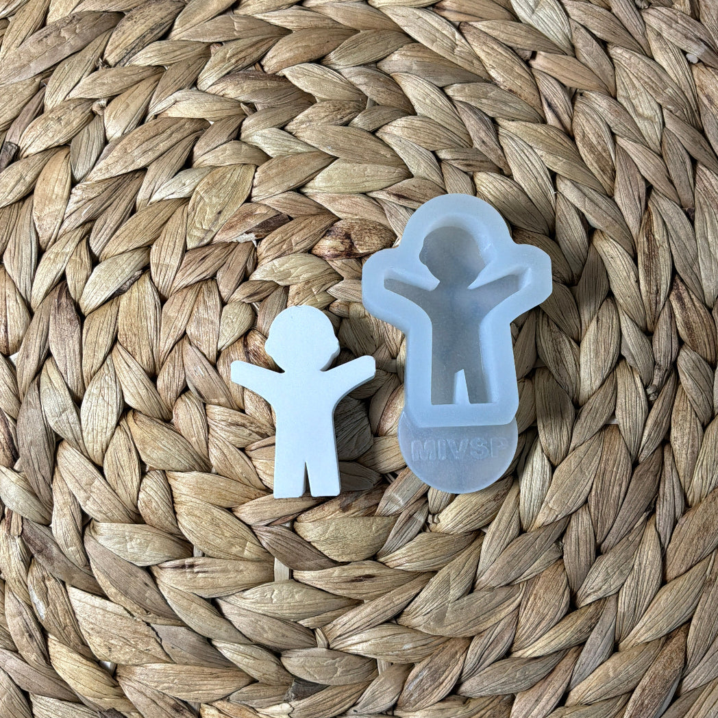 Personenfigur Junge aus Raysin als dekorative Familienfigur für individuelle Familiendeko und kreative DIY Projekte