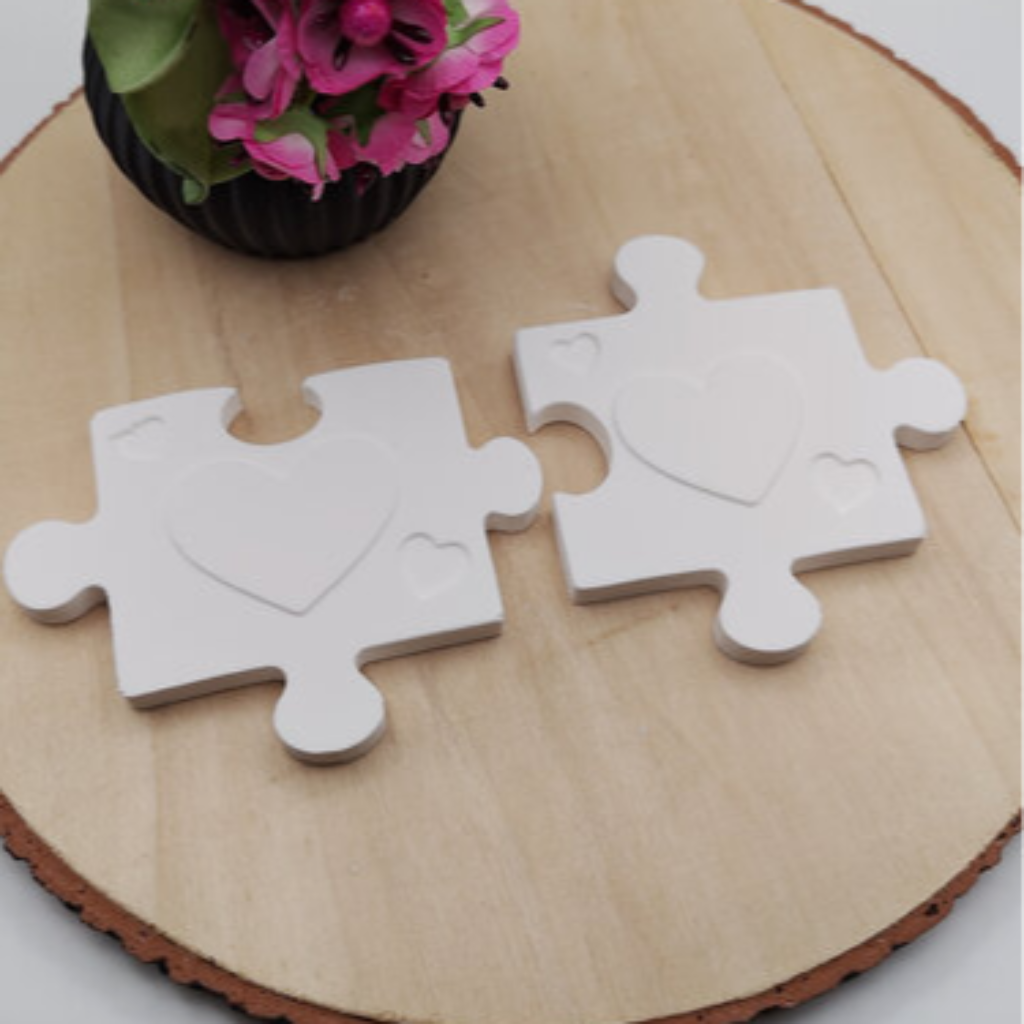 Detailansicht der Silikonform Puzzle Herz Teile für kreative Gießprojekte aus Raysin, Beton, Gips und Keramikpulver