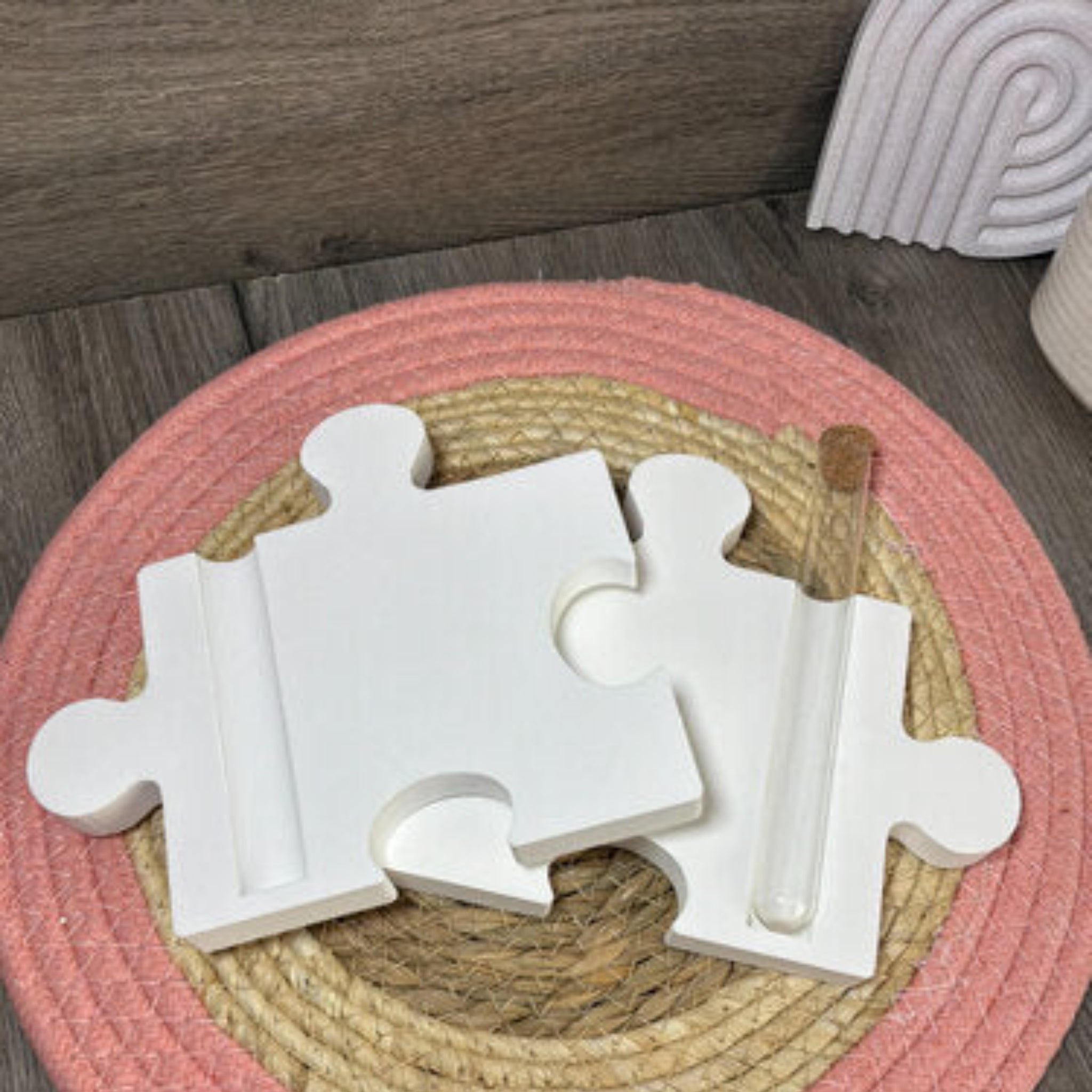 Puzzle mit Reagenzglasöffnung als kreative Deko aus Raysin, Beton oder Gips für Trockenblumen, kleine Blumen und Geschenkideen.