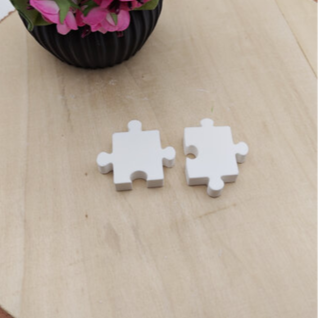 Detailansicht der Silikonform Puzzle Teile Mini für kreative Gießprojekte aus Raysin, Beton, Gips und Keramikpulver
