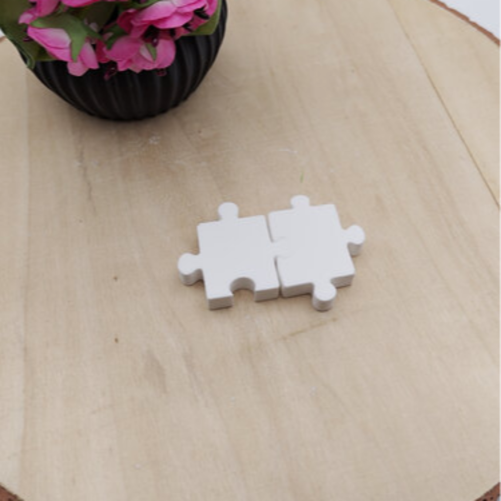 Mini Puzzle Teile aus Raysin als dekorative Streudeko für Geschenke, Tischdeko, Erinnerungsdeko und kreative DIY Dekorationsideen
