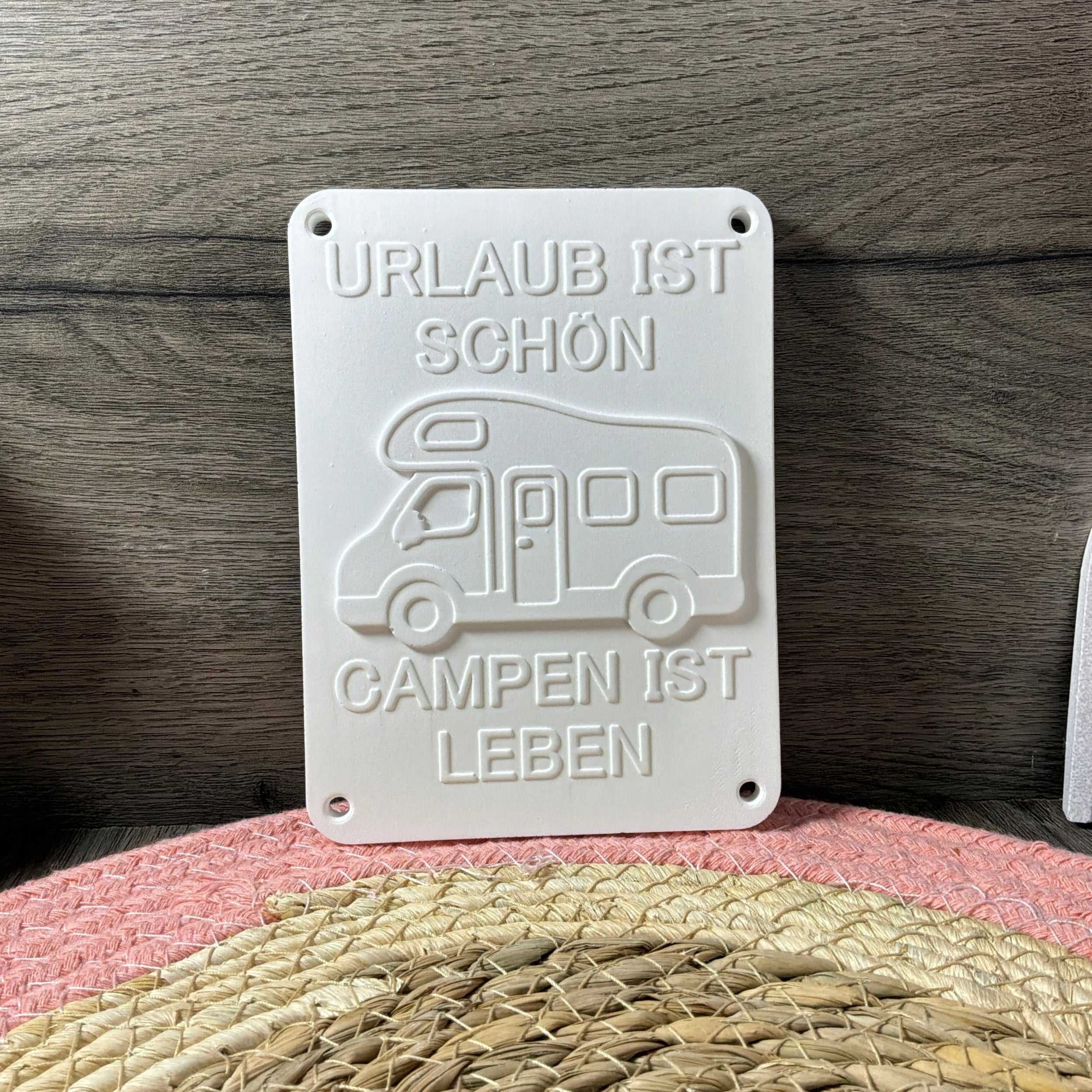 Gegossenes Schild Urlaub ist schön Campen ist Leben als Dekoration für Wohnmobil und Camping