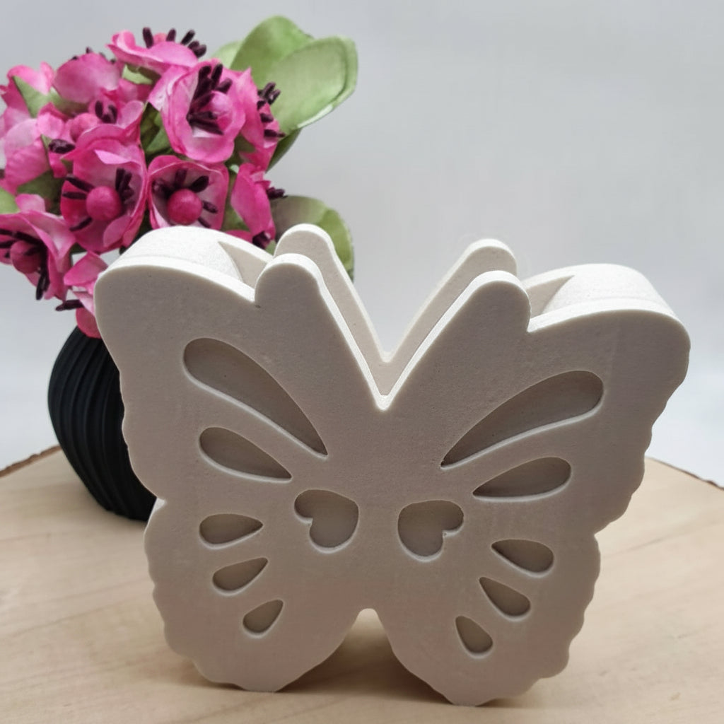 Schmetterling aus Raysin mit Trockenblumen als stilvolle Tischdekoration und kreative DIY Geschenkidee für viele Anlässe