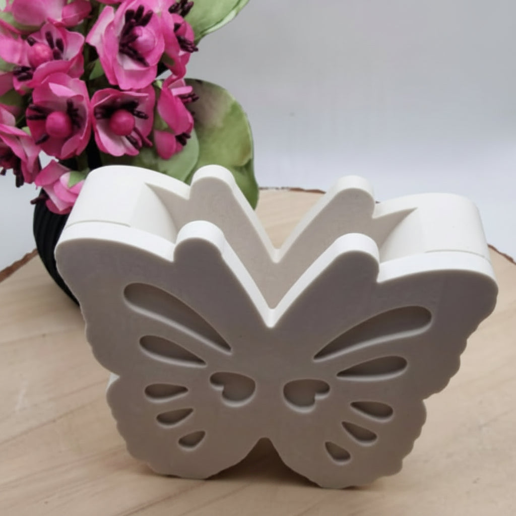 Detailansicht der Silikonform Schmetterling für Trockenblumen zum Gießen mit Raysin, Beton, Gips und Keramikpulver