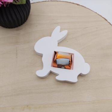 Schokohalter sitzender Hase aus Raysin als kreative Osterdeko und Geschenkidee