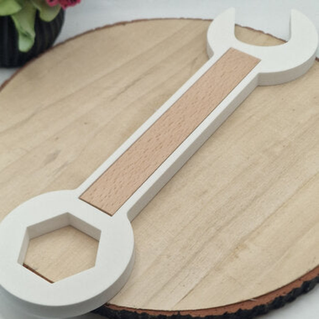 Gegossener Schraubenschlüssel mit Fach für Klötzchen aus Raysin mit Silikonform Gießform als kreative DIY Werkstatt Deko und Geschenkidee