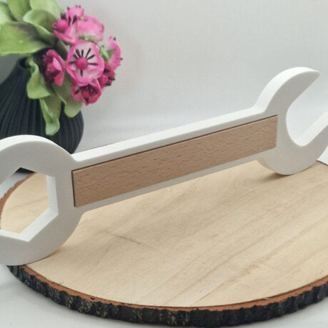 Detailansicht Silikonform Gießform Schraubenschlüssel mit Fach für Klötzchen für DIY Projekte mit Beton Raysin Gips Keramikpulver und Werkstatt Deko