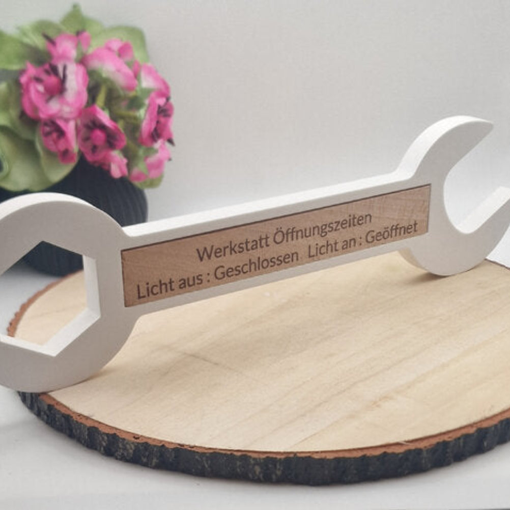 Schraubenschlüssel Gießform mit Klötzchen Fach Anwendung aus Raysin als praktische DIY Deko und Halter für Werkstatt und Geschenkidee