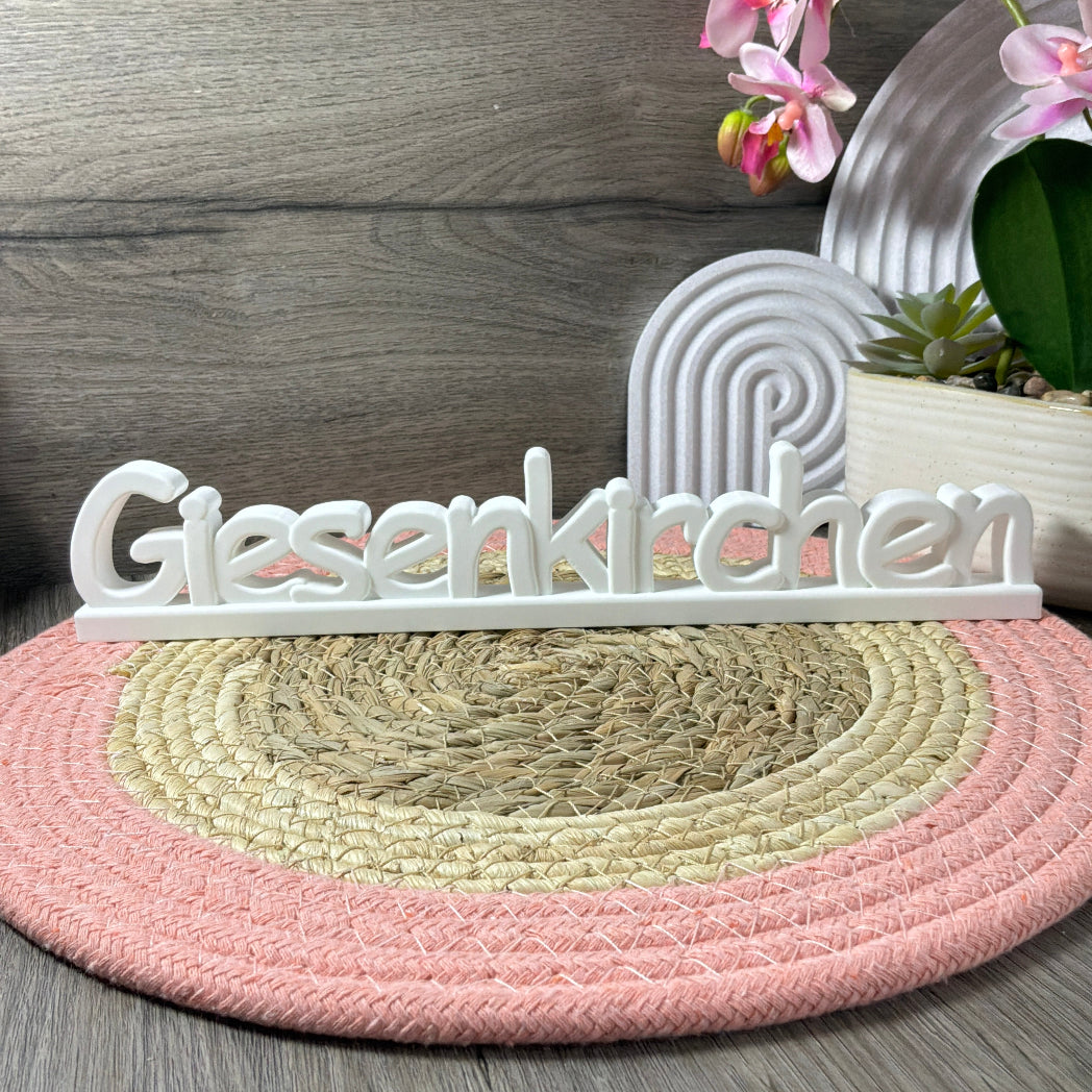 Gegossener Schriftzug Giesenkirchen aus der Silikonform von MIVSP – ideal für kreative Heimatdeko und individuelle Geschenkideen aus Raysin oder Beton.