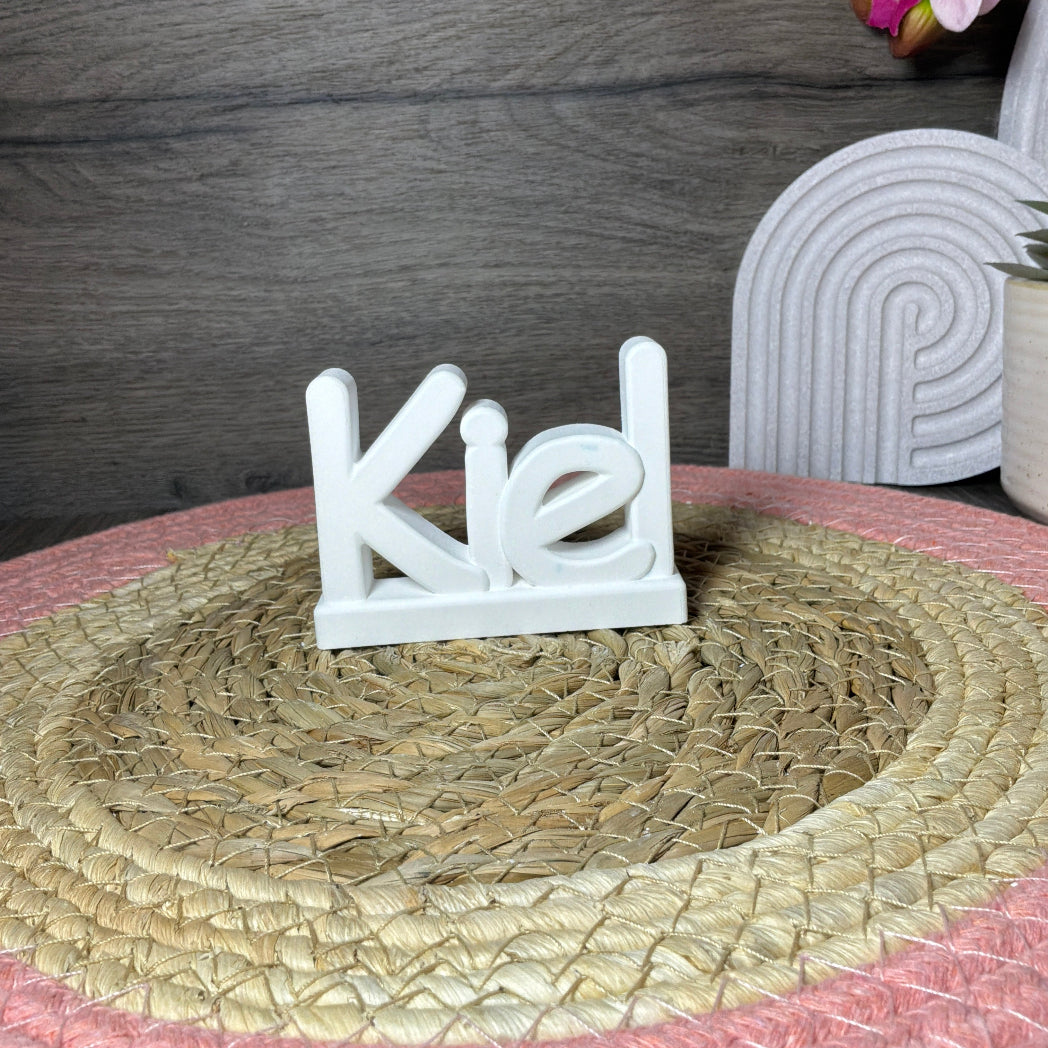 Gegossener Schriftzug Kiel aus der Silikonform von MIVSP – ideal für kreative Heimatdeko und individuelle Geschenkideen aus Raysin oder Beton.