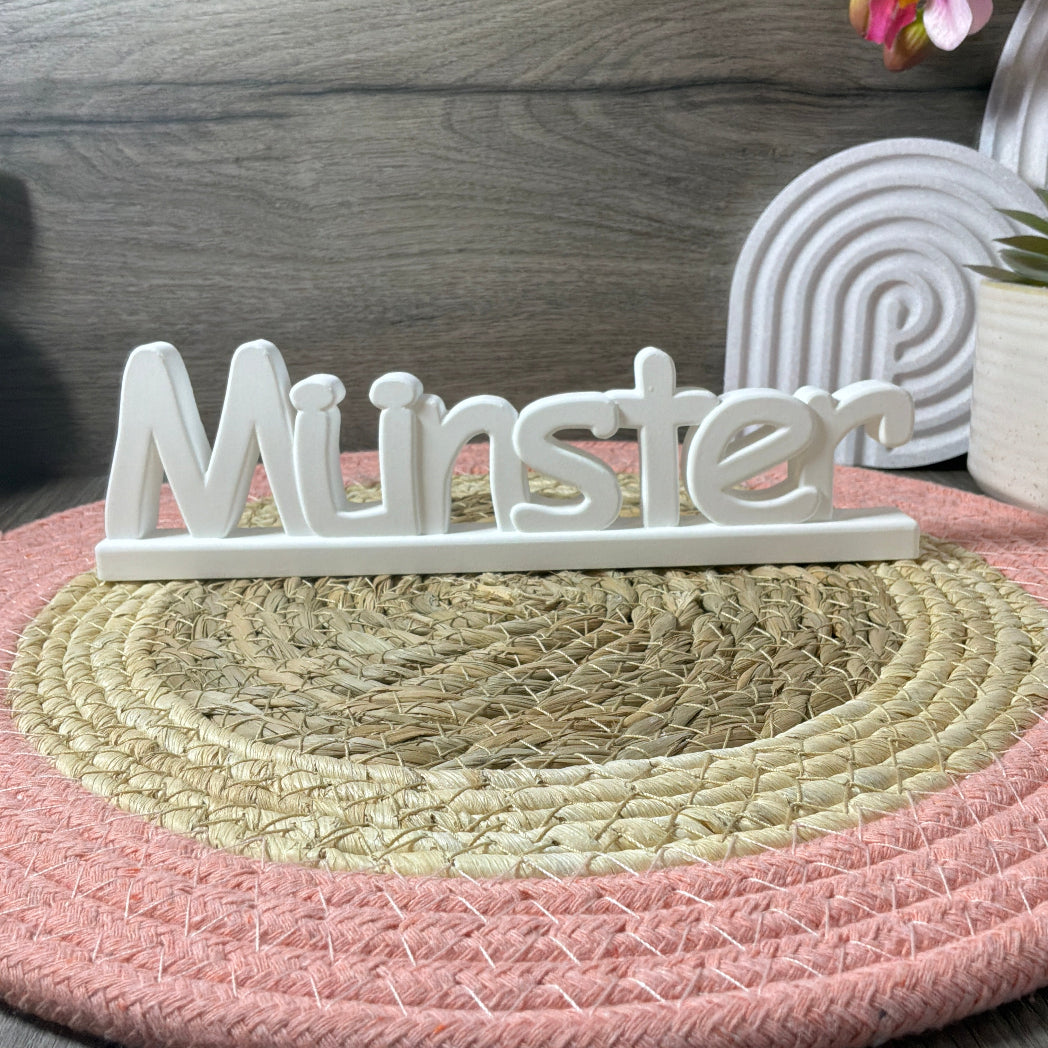 Gegossener Schriftzug Münster aus der Silikonform von MIVSP – ideal für kreative Heimatdeko und individuelle Geschenkideen aus Raysin oder Beton.