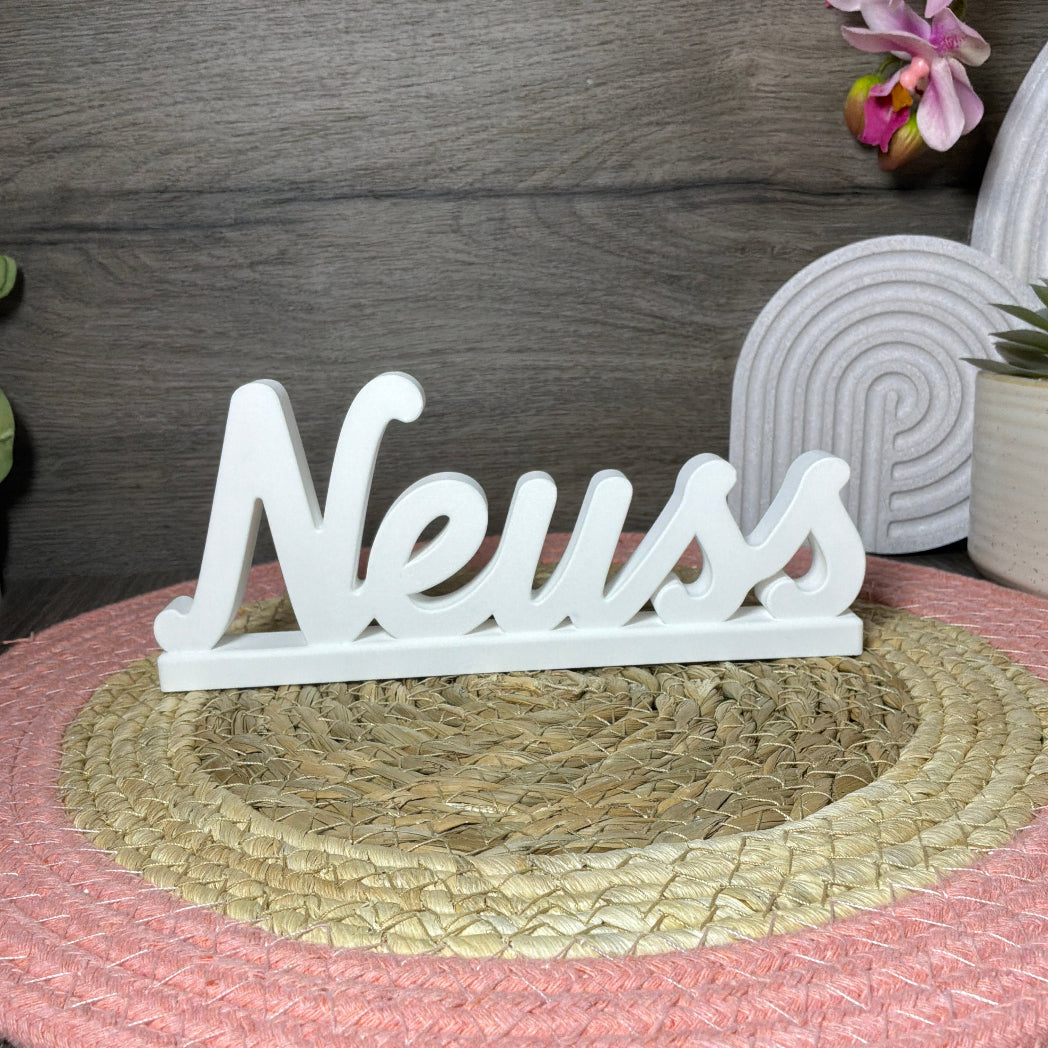 Gegossener Schriftzug Neuss aus der Silikonform von MIVSP – ideal für kreative Heimatdeko und individuelle Geschenkideen aus Raysin oder Beton.