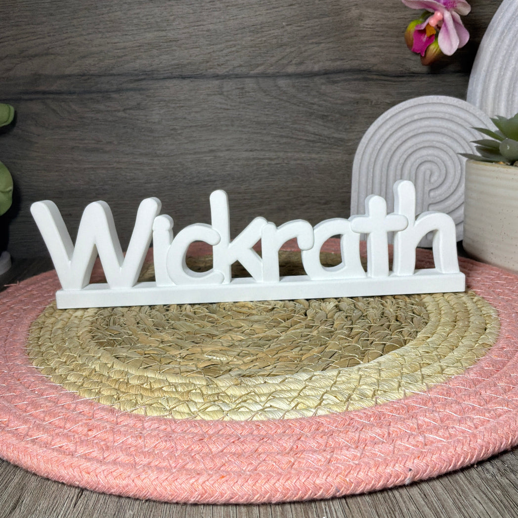 Gegossener Schriftzug Wickrath aus der Silikonform von MIVSP – ideal für kreative Heimatdeko und individuelle Geschenkideen aus Raysin oder Beton.