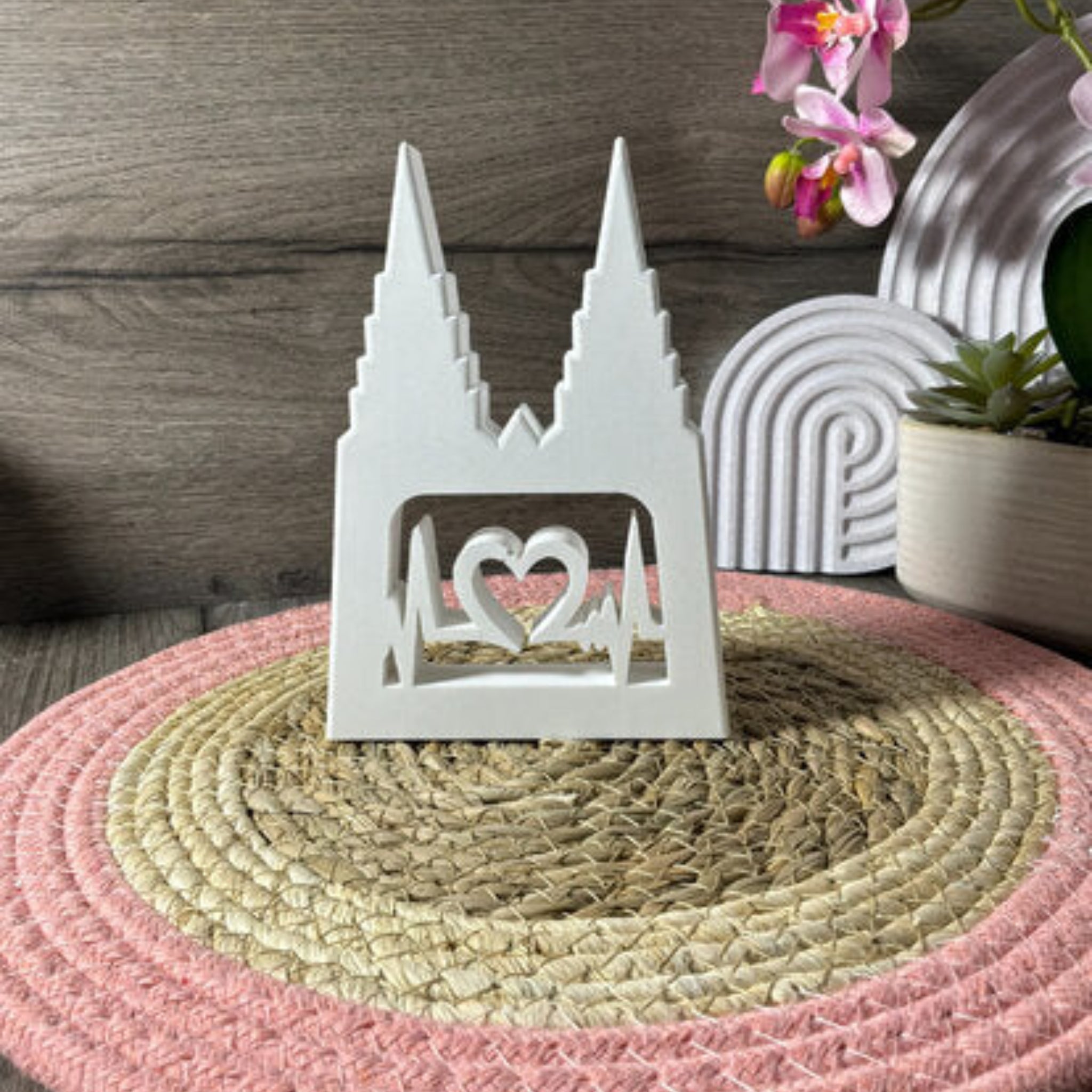 Gießform Köln Dom mit Herzlinie aus Silikon für kreative Köln Deko, Geschenkdeko und DIY Gießprojekte mit Raysin oder Beton.