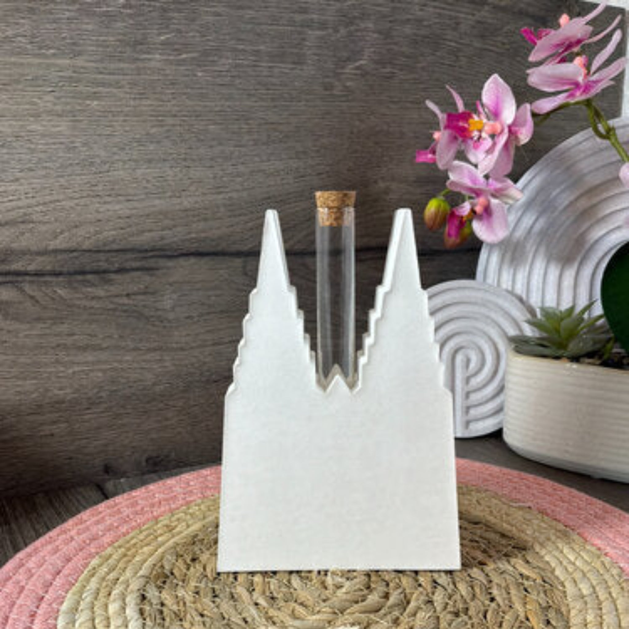 Gießform Köln Dom mit Reagenzglasöffnung aus Silikon für kreative Deko, kleine Blumenvasen und DIY Gießprojekte.