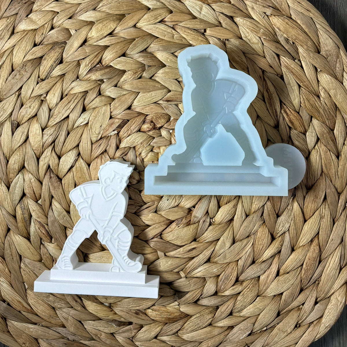 Silikonform Hockeyspieler auf Podest mit fertigem weißem Gießling