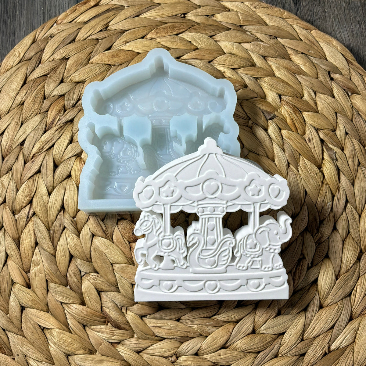Silikonform Kinderkarussell mit Pferd, Schwan, Elefant und Herzdetails
