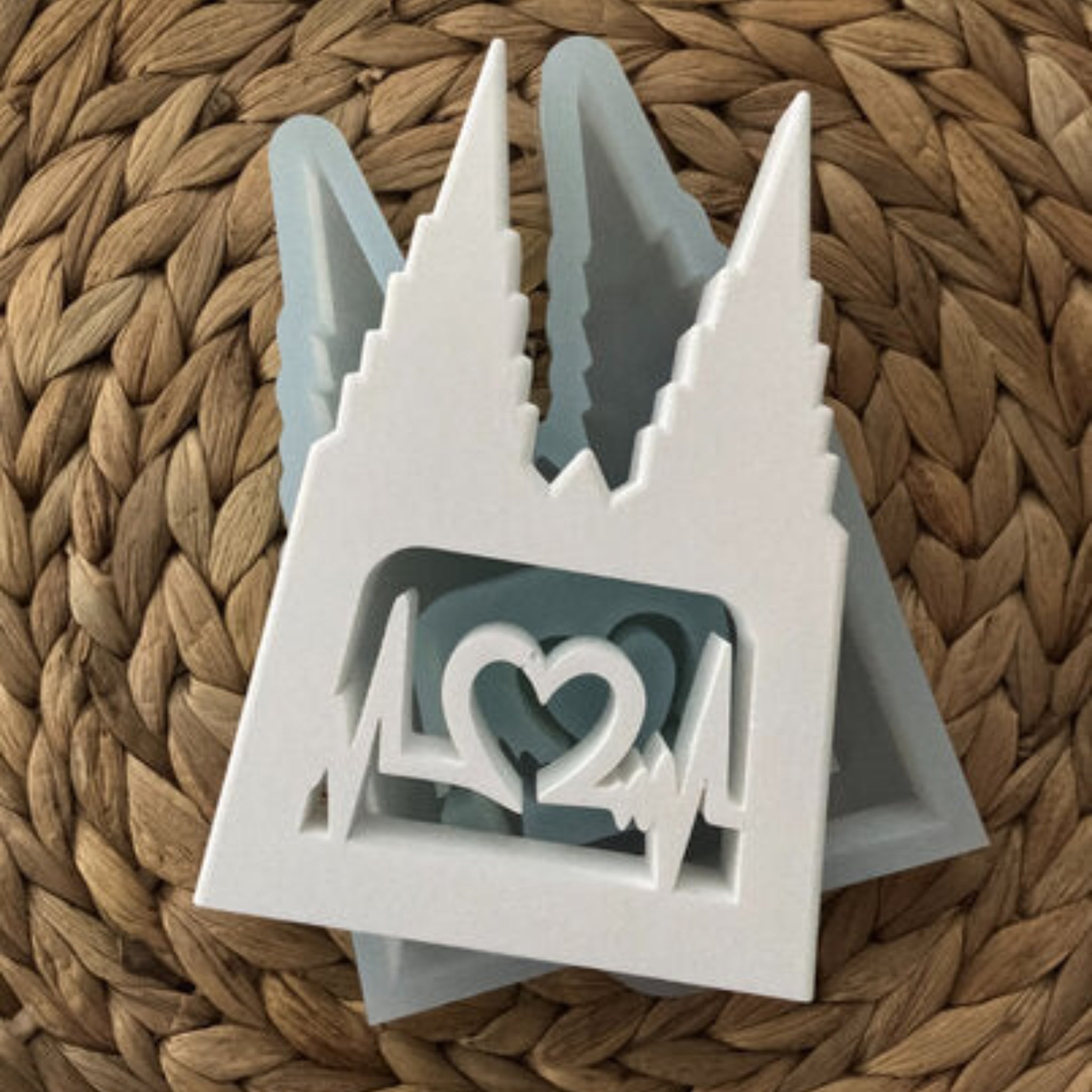 Silikonform Köln Dom mit Herzlinie zum Gießen mit Raysin, Beton, Gips oder Keramikpulver für kölsche DIY Deko und Geschenkideen.