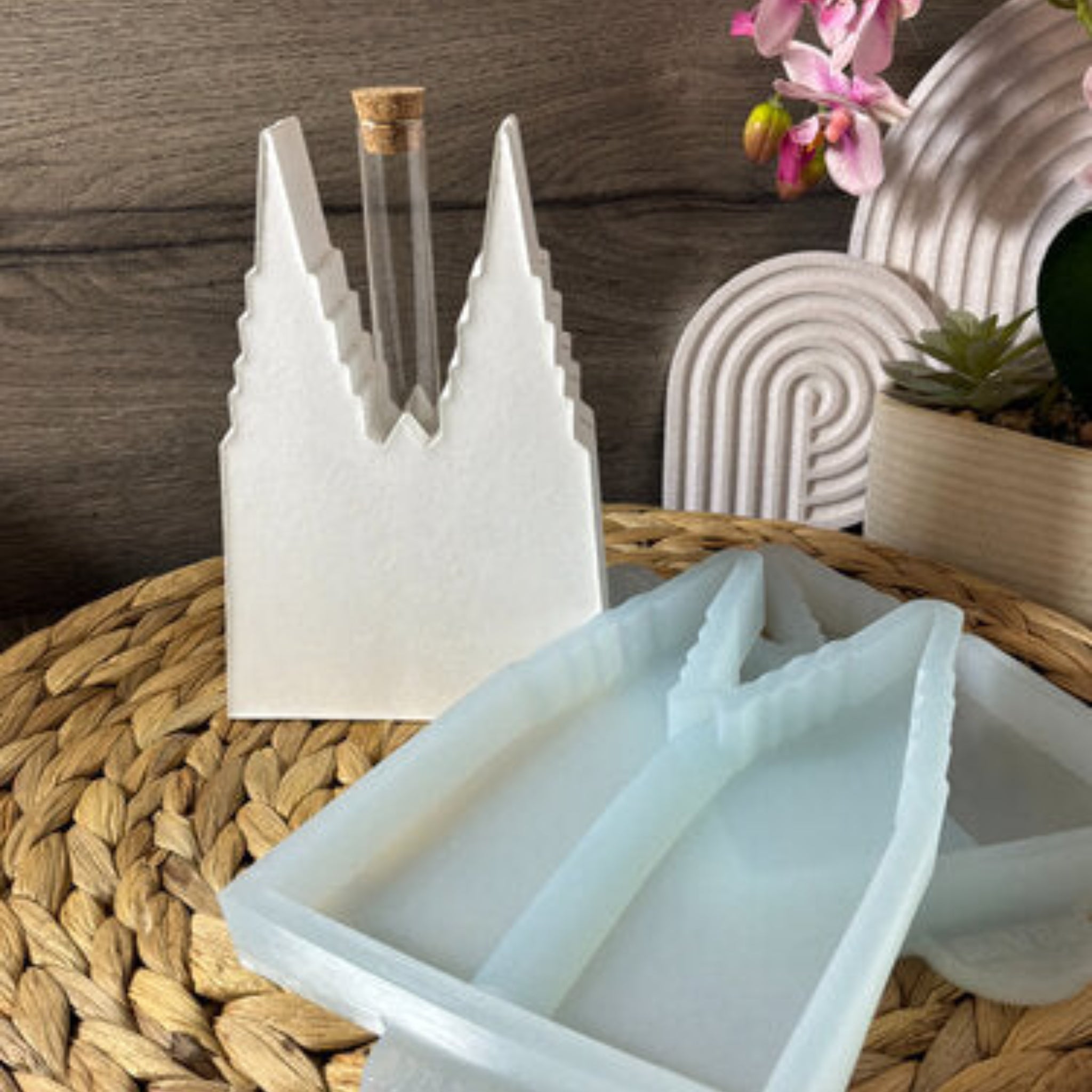 Silikonform Köln Dom mit Reagenzglasöffnung zum Gießen mit Raysin, Beton, Gips oder Keramikpulver für kreative DIY Deko.