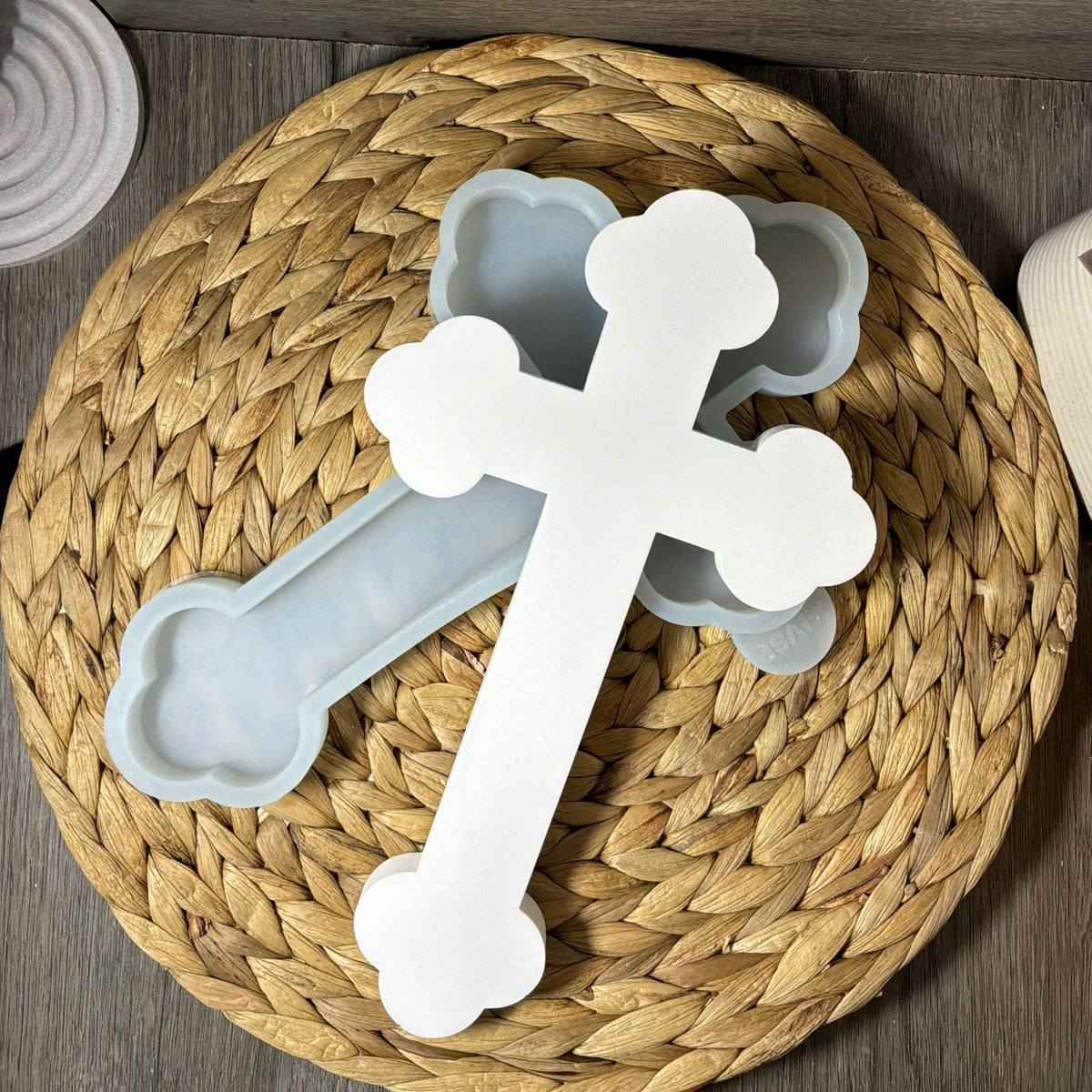 Gießform für ein schlichtes Kreuz als Dekoration für Taufe, Kommunion und Konfirmation