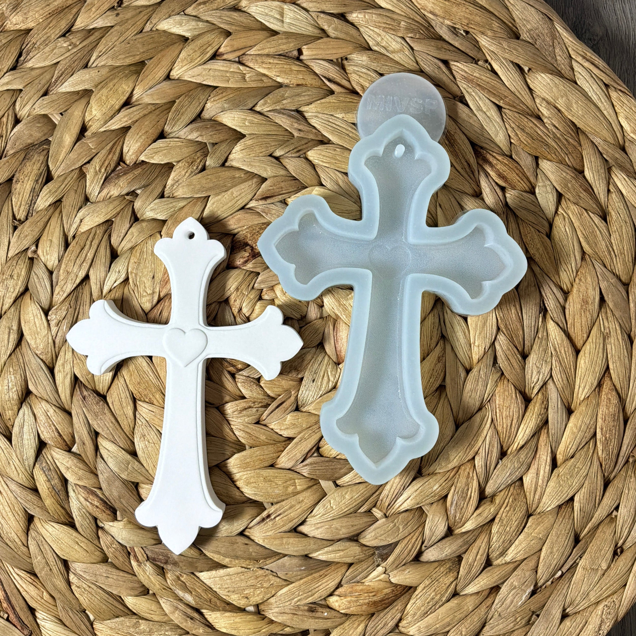 Silikonform für ein geschwungenes Kreuz mit Herz und Aufhängeloch