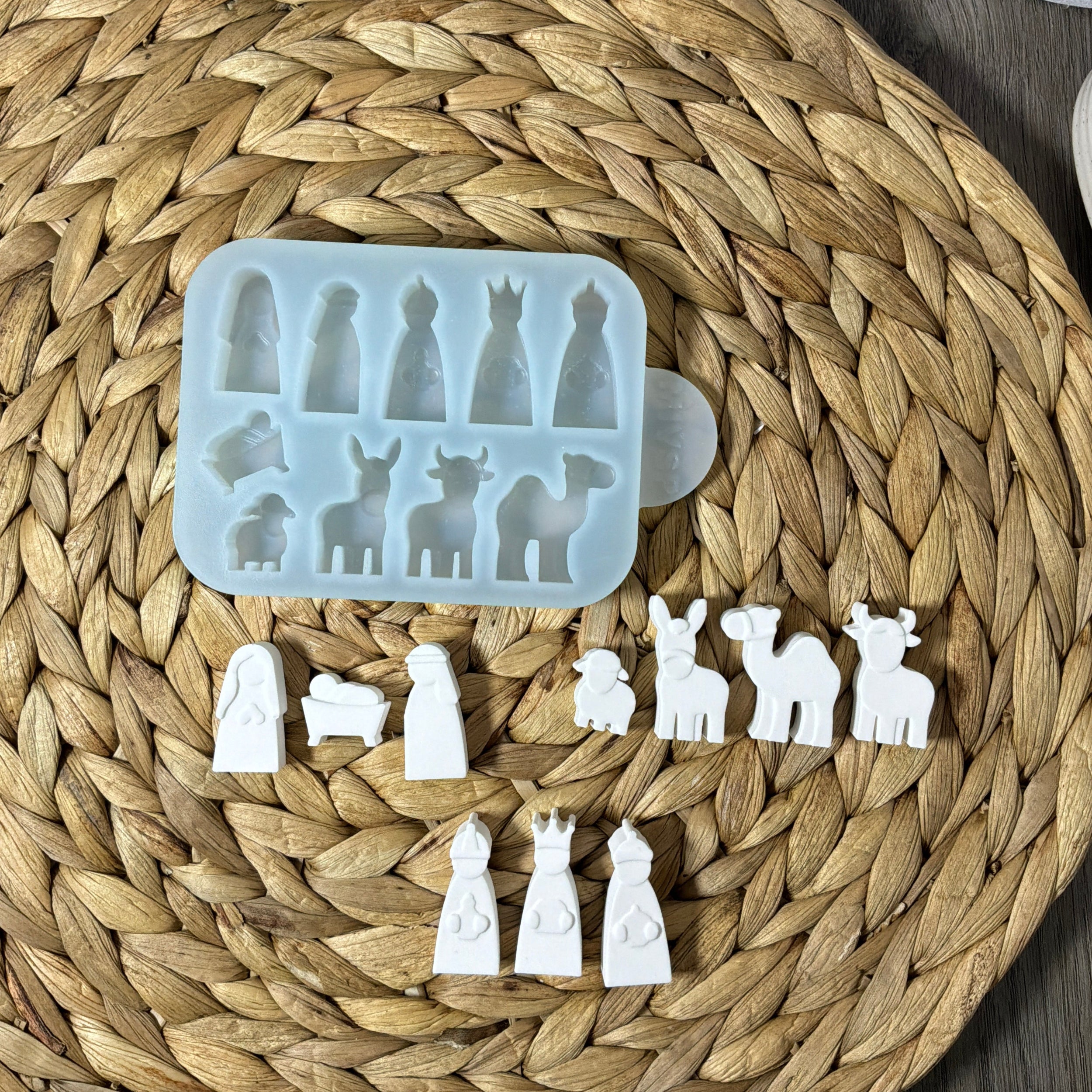 Silikonform für zehn kleine Krippenfiguren mit Heiliger Familie, Königen und Tieren
