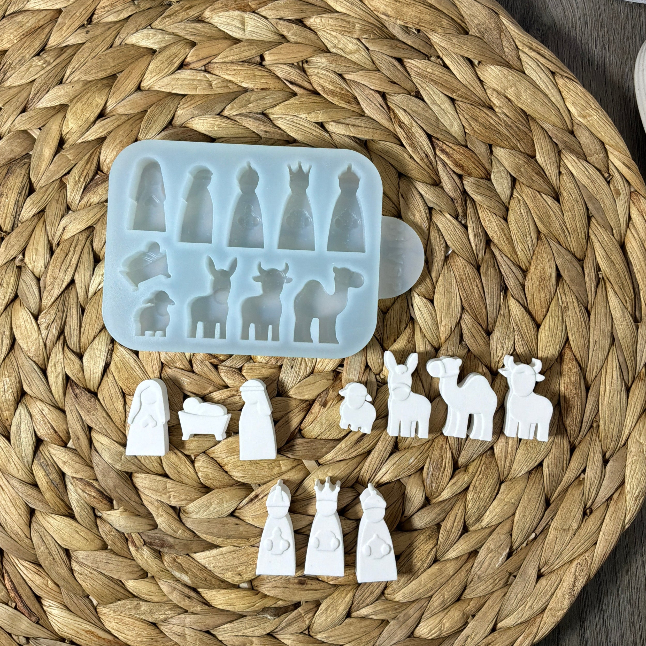 Silikonform mit Maria, Josef, Jesuskind, Heiligen Drei Königen und vier Krippentieren