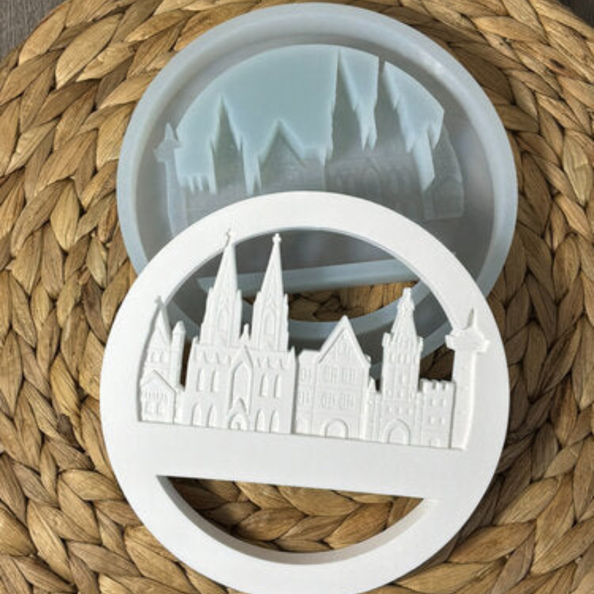 Silikonform Loop Köln Skyline mit Struktur zum Gießen mit Raysin, Beton, Gips oder Keramikpulver für kölsche DIY Deko.