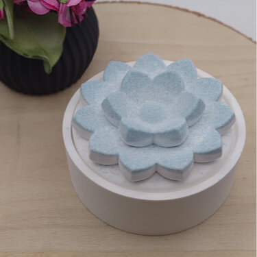 Detailansicht der Silikonform Lotusblüte Dose für kreative DIY Gießprojekte aus Raysin und Gips