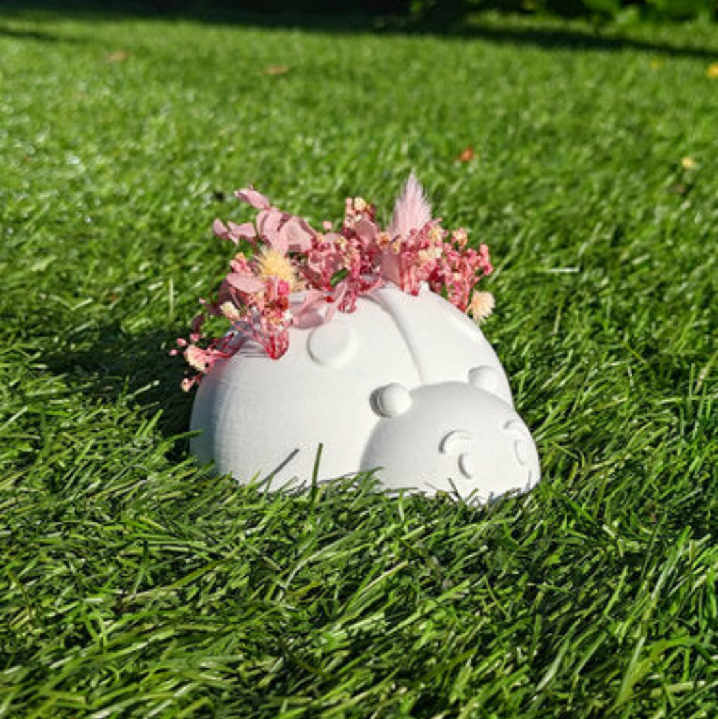 Detailansicht Silikonform Gießform Marienkäfer mit Löchern für DIY Projekte mit Beton Raysin Gips Keramikpulver und kreativer Garten Deko Gestaltung