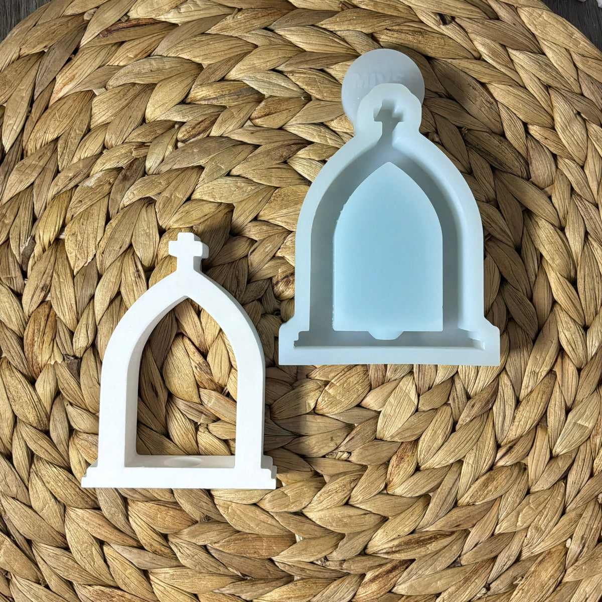 Silikonform für eine offene Kapelle mit Kreuz und integrierter Ballonlichtkuhle